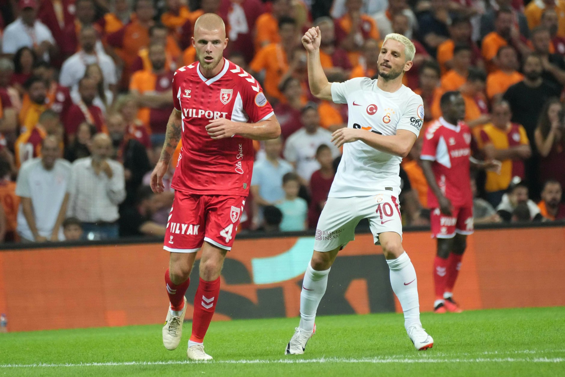 Rick van Drongelen (25, l.), ehemaliger Verteidiger des 1. FC Union, bringt in der Türkei die gegnerischen Stürmer oft zur Verzweiflung.