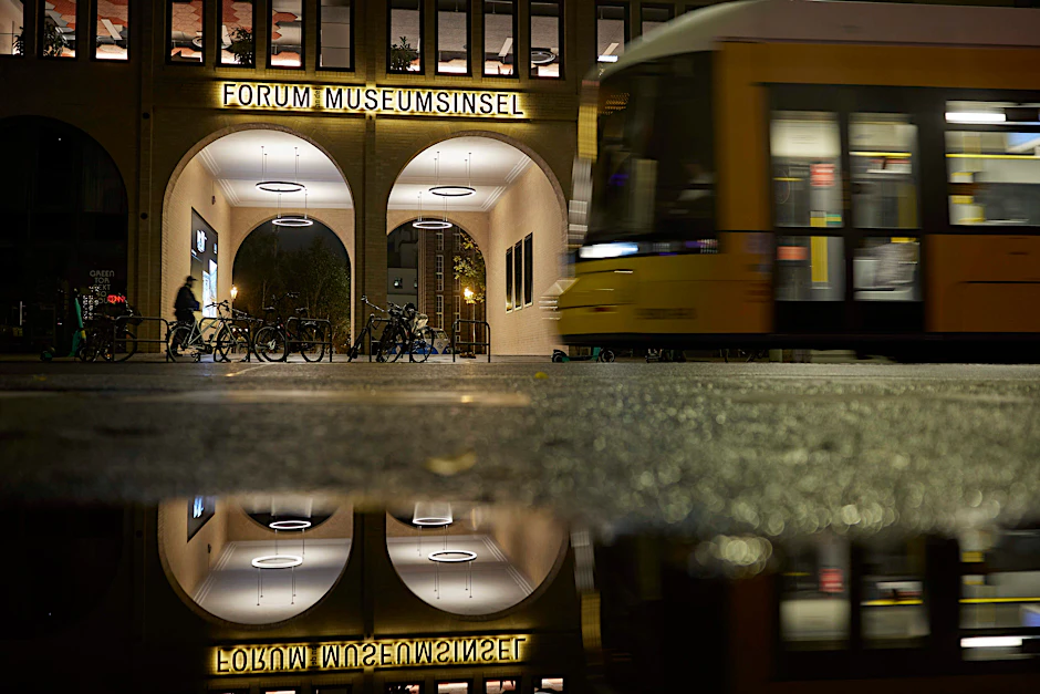 Blick am frühen Morgen auf den Eingang zum „Forum Museumsinsel“ an der Oranienburger Straße.