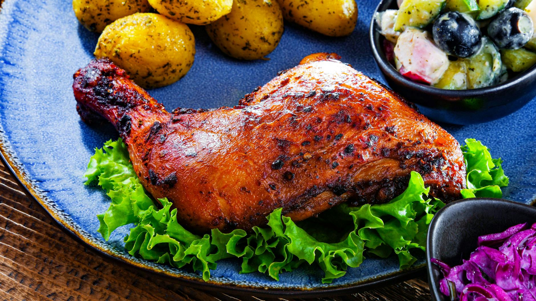 Probieren Sie das Rezept für Hähnchenschenkel aus der Heißluftfritteuse gleich mal aus.