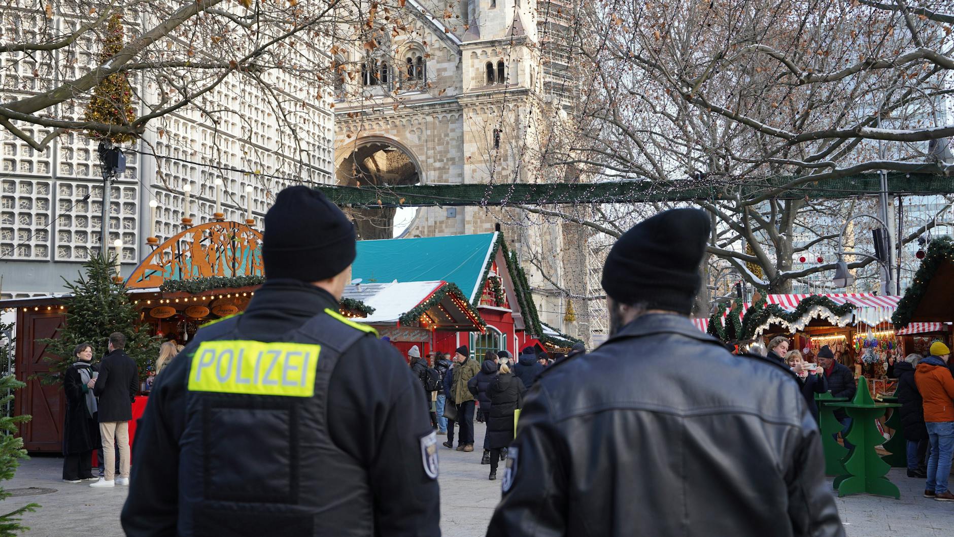 Die Polizei verschärft ihre Kontrollen auf Berliner Weihnachtsmärkten.