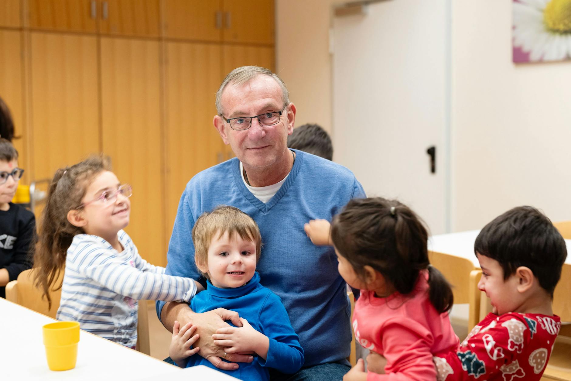Bernd Siggelkow inmitten einiger Kinder in der Arche, seinem Lebenswerk.