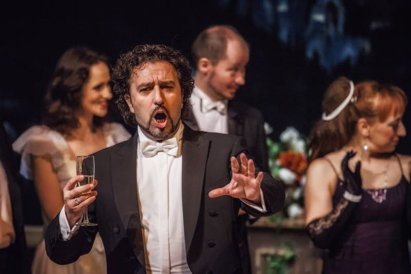 Mit viel Talent und noch mehr Gefühl versteht es Cristian Lanza, seiner Stimme Flügel zu verleihen. Der italienische Tenor, in Rom geboren, gehört schon seit längerem zu den Großen der Szene.