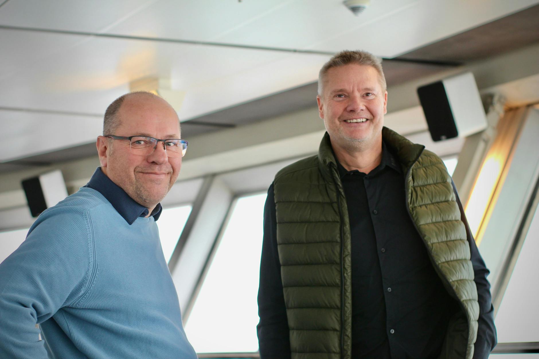 An dem Tag, wo der KURIER den Fernsehturm besucht, hängen die Wolken tief über Berlin. Torsten Holze und Torsten Brinkmann diskutieren über zukünftige Pflegearbeiten des Fernsehturms – denn gut gepflegt werden muss der Turm, bei einem jährlichen Besucheransturm von über einer Million Menschen.