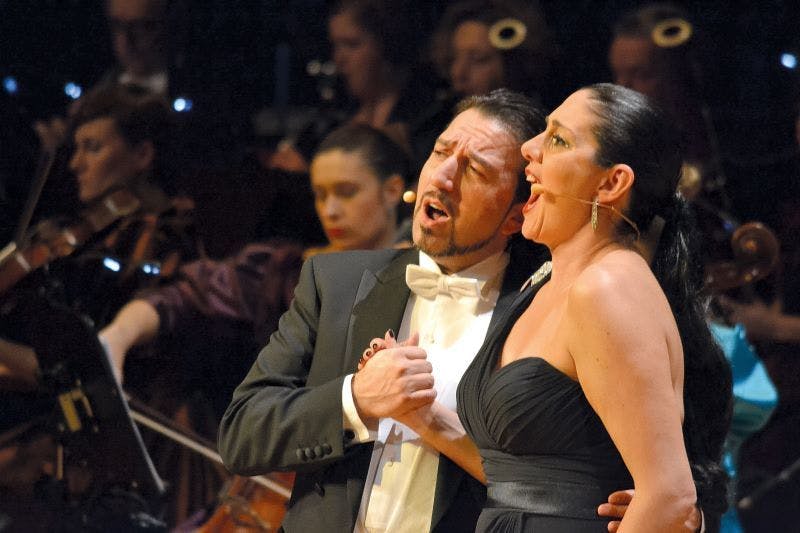 Mit seinem weichem, vollem Timbre präsentiert Italiens Star -Tenor Cristian Lanza gemeinsam mit Silvia Rampazzo das Allerschönste aus Verdis großartigen Arien, Duetten und Chören.