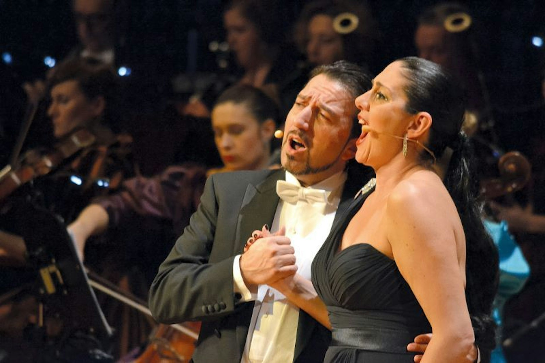 Mit seinem weichem, vollem Timbre präsentiert Italiens Star -Tenor Cristian Lanza gemeinsam mit Silvia Rampazzo das Allerschönste aus Verdis großartigen Arien, Duetten und Chören.