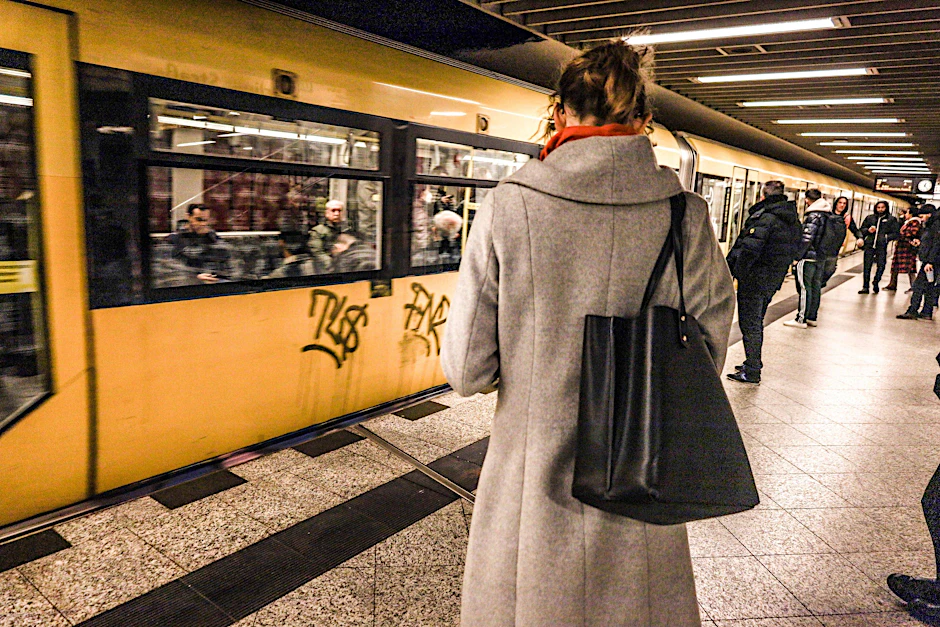 Belästigung im öffentlichen Nahverkehr gehört zum Alltag zu vieler Frauen.