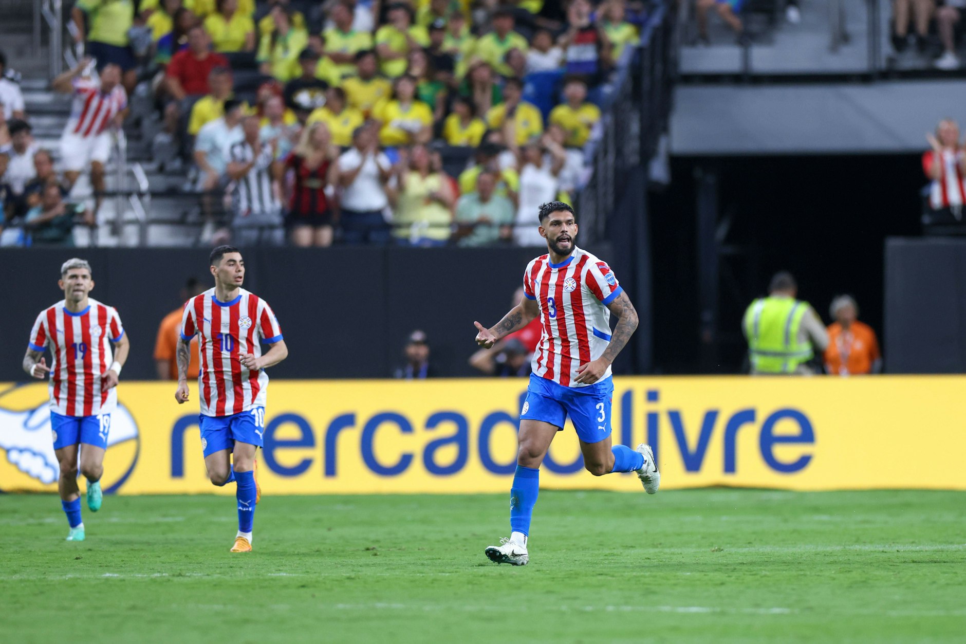 Ex-Herthaner Omar Alderete kann jubeln. Er köpfte für Paraguay den 2:1-Siegtreffer gegen Weltmeister Argentinien.