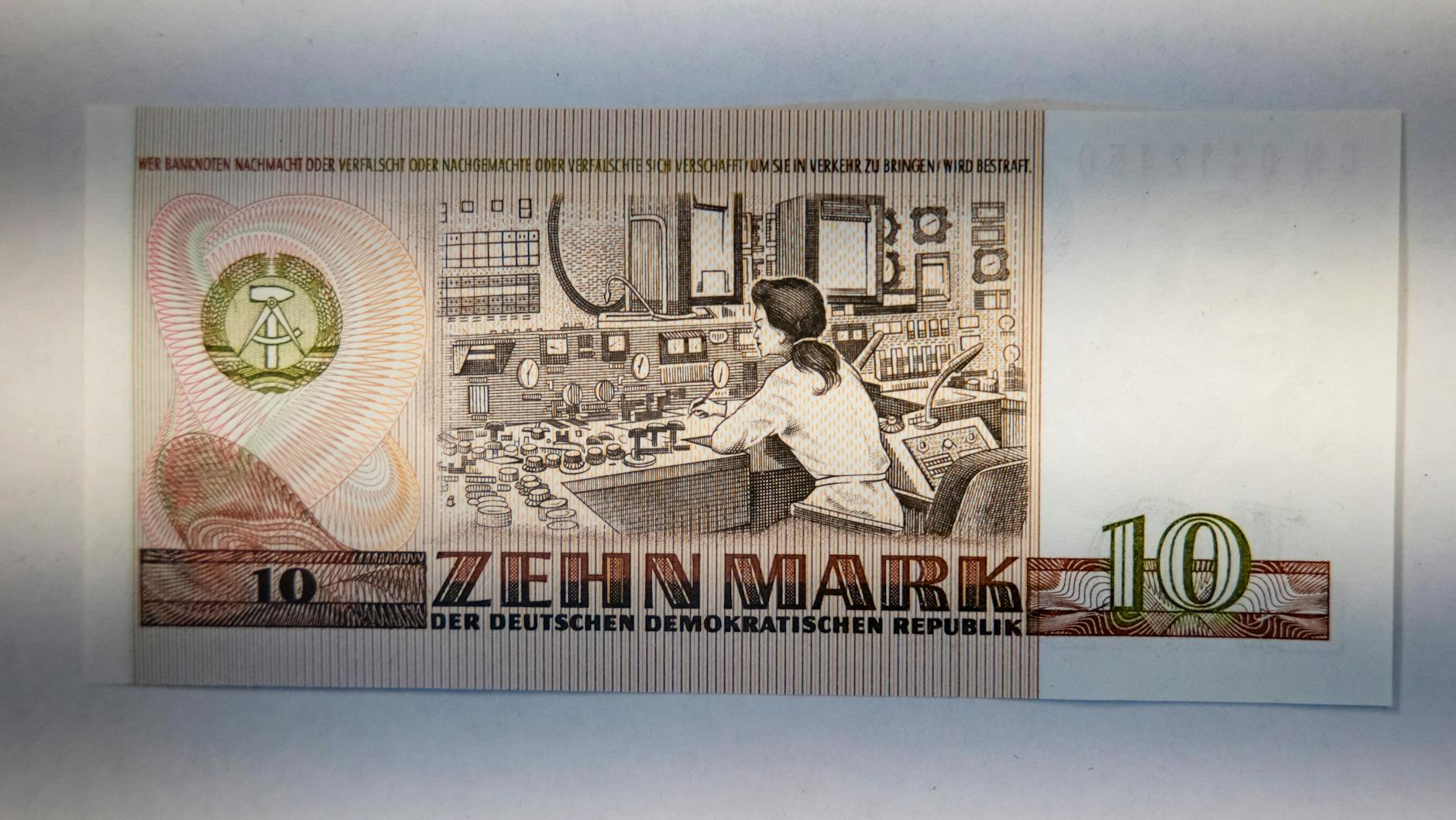 Die Blockwarte des KKW im ehemaligen Kernkraftwerk in Rheinsberg auf einem 10 Mark-Schein der DDR.