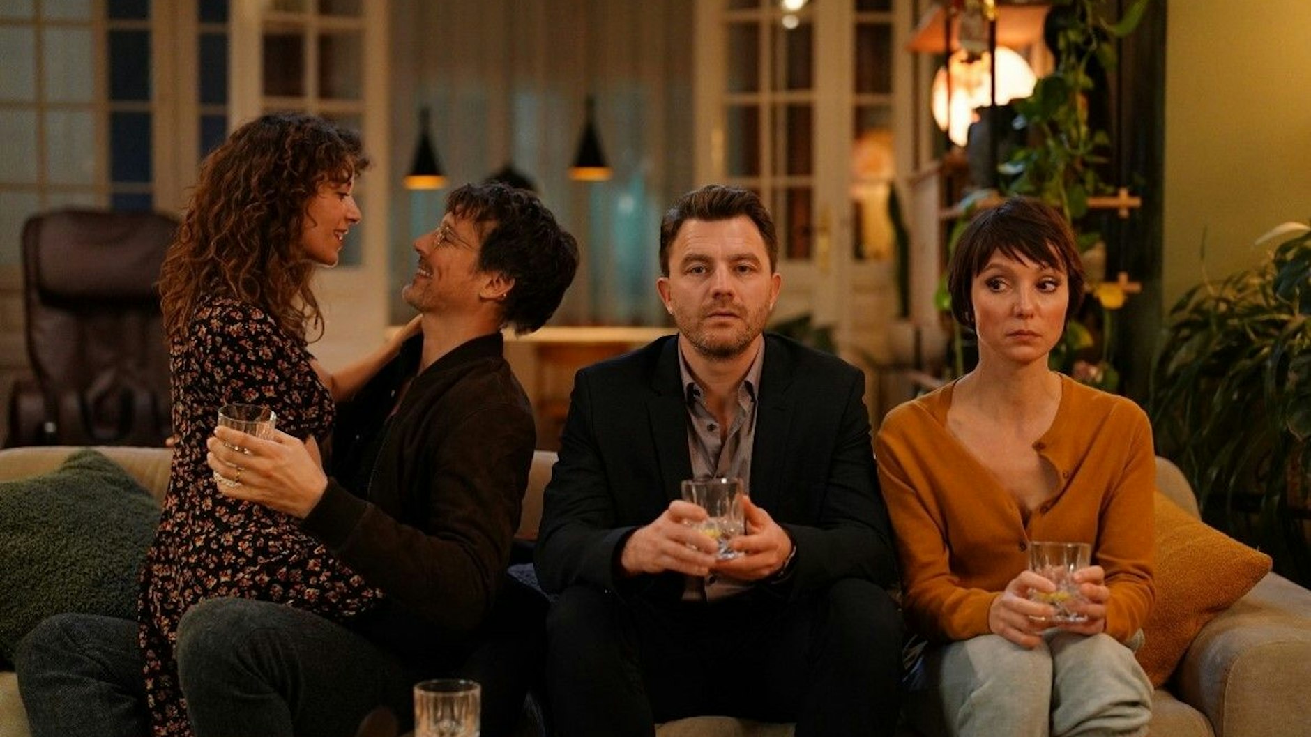 Der Vierer in der neuen Komödie „Der Vierer“ nimmt seinen Lauf. Lucía Barrado, Florian David Fitz, Friedrich Mücke und Julia Koschitz (v. l.).