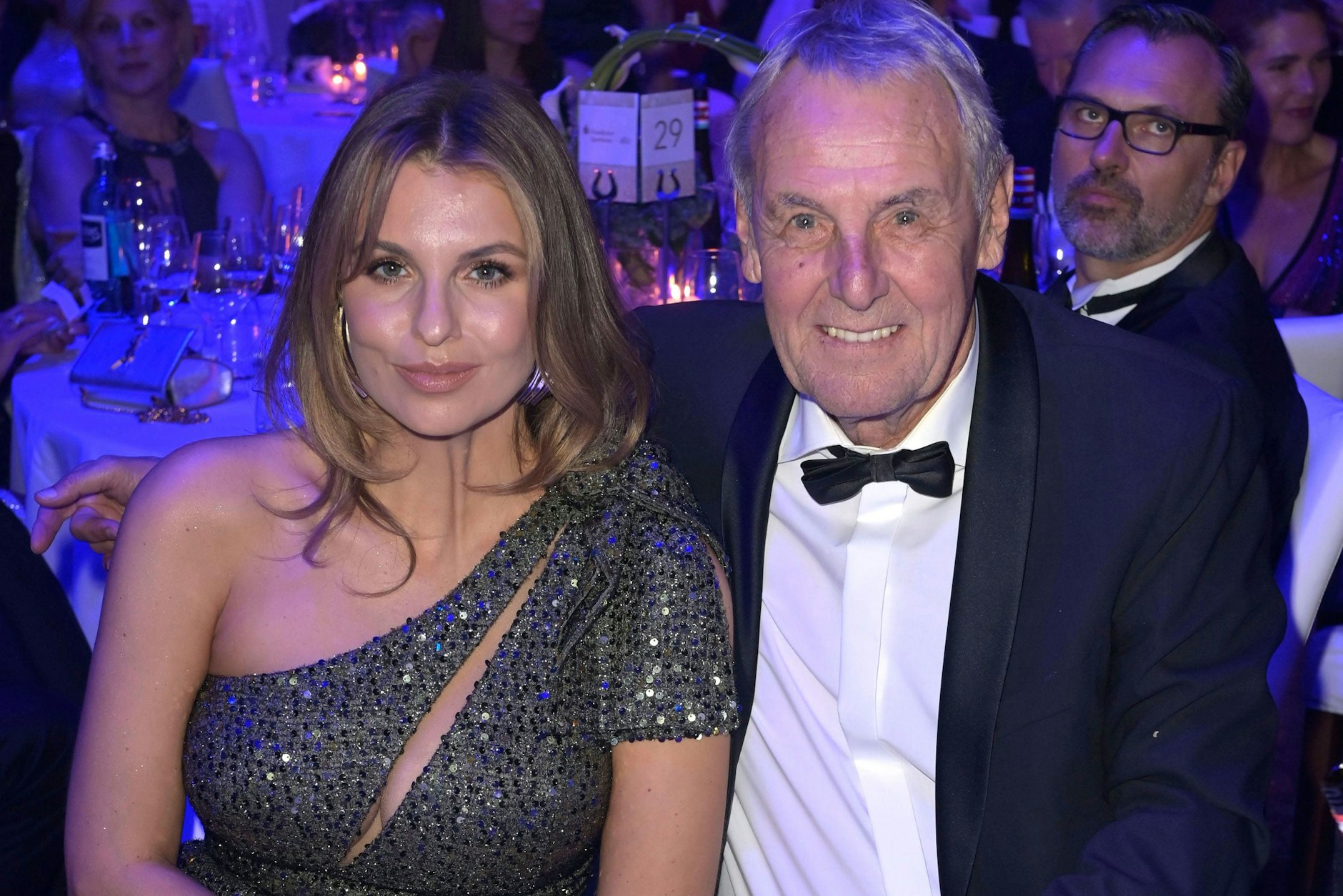 Laura Wontorra und Vater Jörg Wontorra haben sich herausgeputzt, posieren 2023 beim Deutschen Sportpresse-Ball in der Alten Oper in Frankfurt/Main.