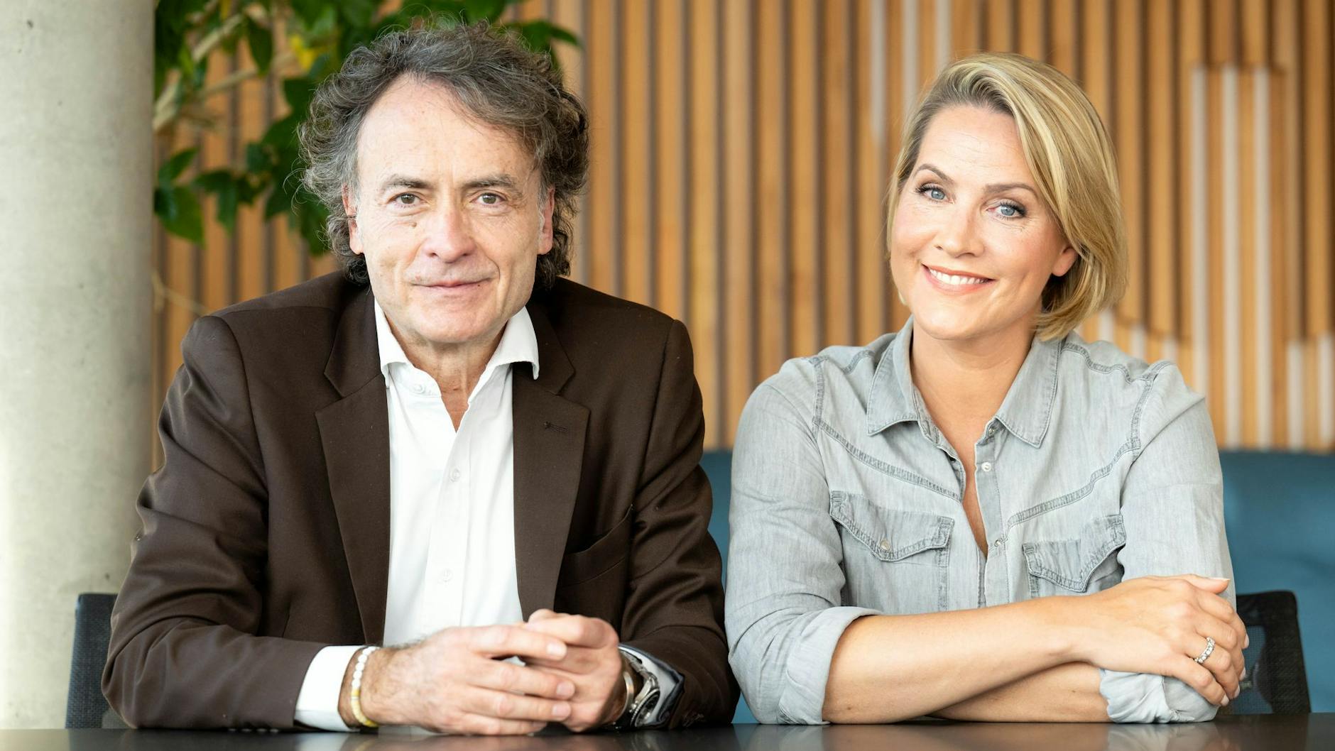 Mit Giovanni di Lorenzo moderiert Judith Rakers die Talk-Sendung „3nach9“.