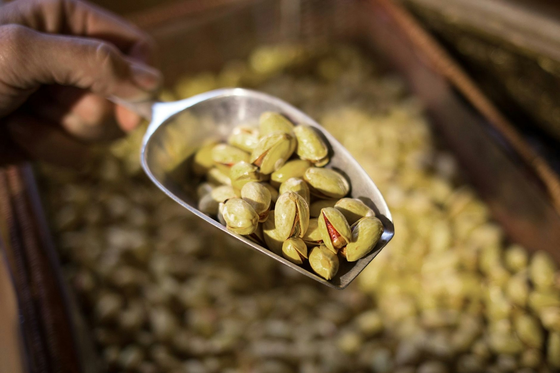 Dubai-Schokolade enthält viele Kalorien, aber Pistazien enthalten auch reichlich wertvolle ungesättigte Fettsäuren, Vitamin E, B-Vitamine und Mineralstoffe wie Kalium und Magnesium.