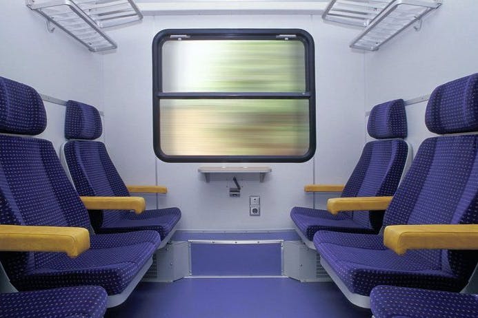 Zwischen Leipzig und Chemnitz unterwegs: Ein Abteil der Mitteldeutschen Regiobahn (MRB). Einige Coupes wurden für Frauen reserviert. Ab Ende 2024 fahren auf der Linie RE6 andere Züge.