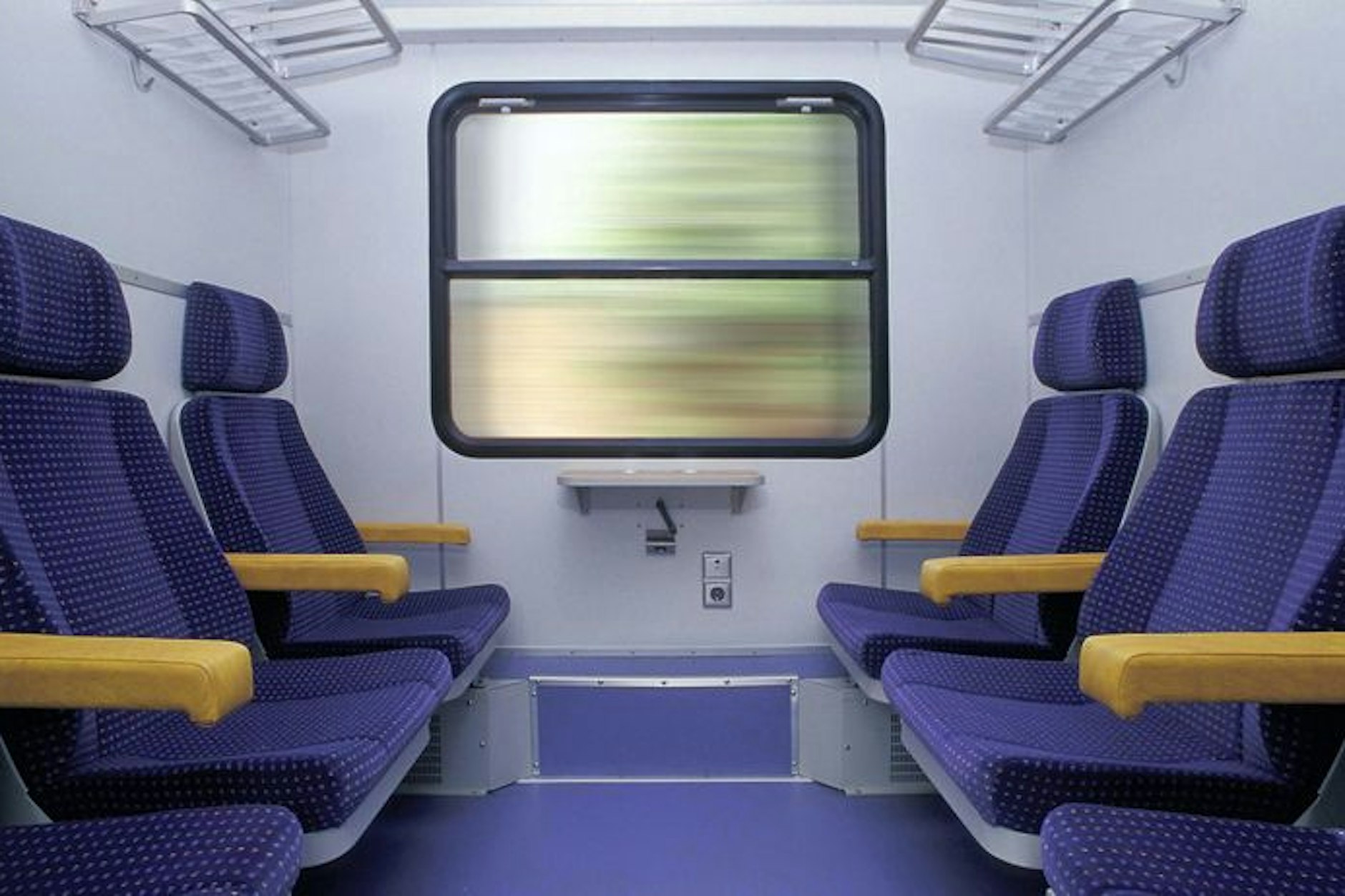 Zwischen Leipzig und Chemnitz unterwegs: Ein Abteil der Mitteldeutschen Regiobahn (MRB). Einige Coupes wurden für Frauen reserviert. Ab Ende 2024 fahren auf der Linie RE6 andere Züge.