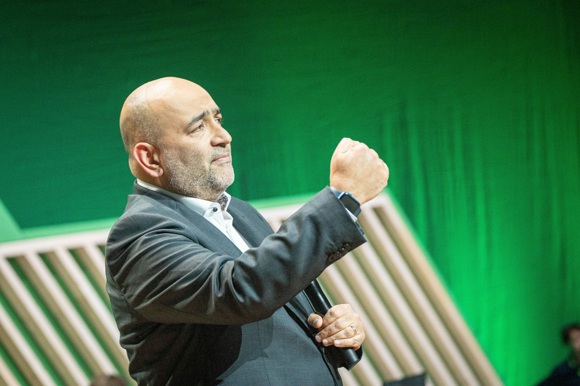 Der scheidende Grünen-Parteivorsitzende Omid Nouripour hält seine persönliche Abschiedsrede.