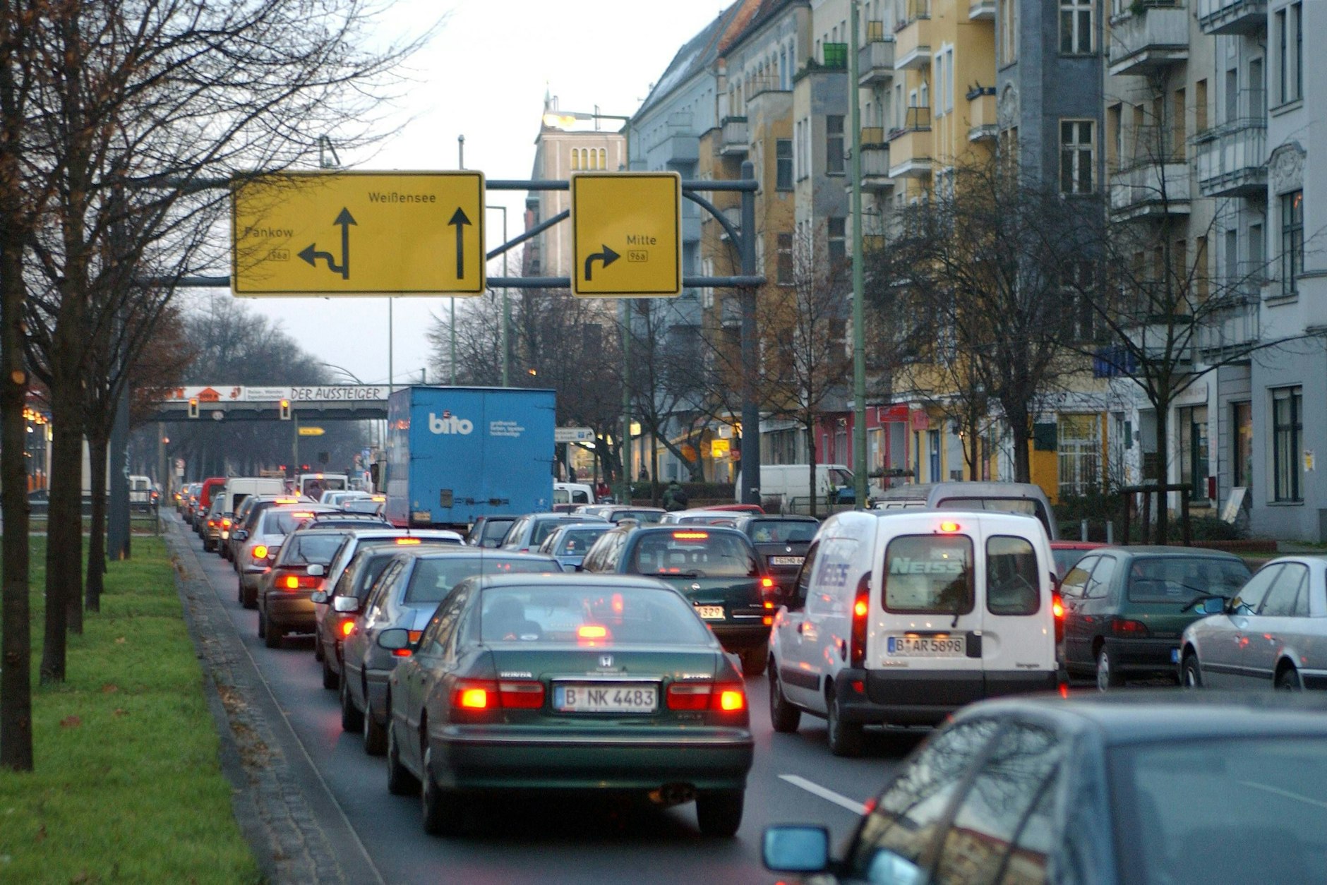 Bornholmer Straße: Durch diesen alltäglichen Stau müssen jetzt auch die Busse des Schienenersatzverkehrs.