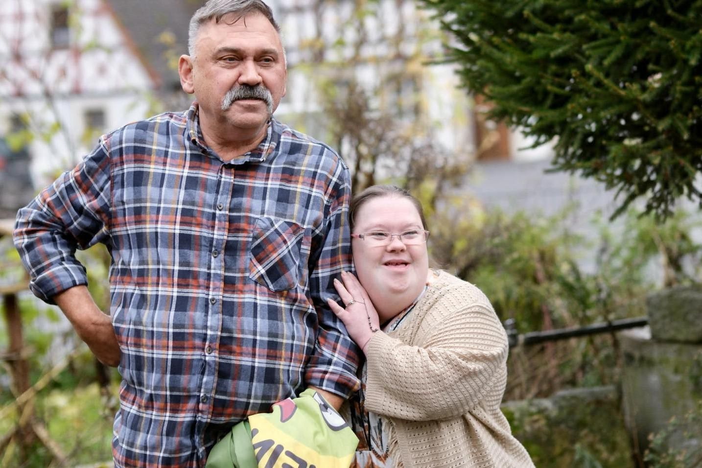 Hausdurchsuchung morgens um sechs: Stefan Niehoff mit seiner Tochter Alexandra, die mit Trisomie zur Welt gekommen ist.