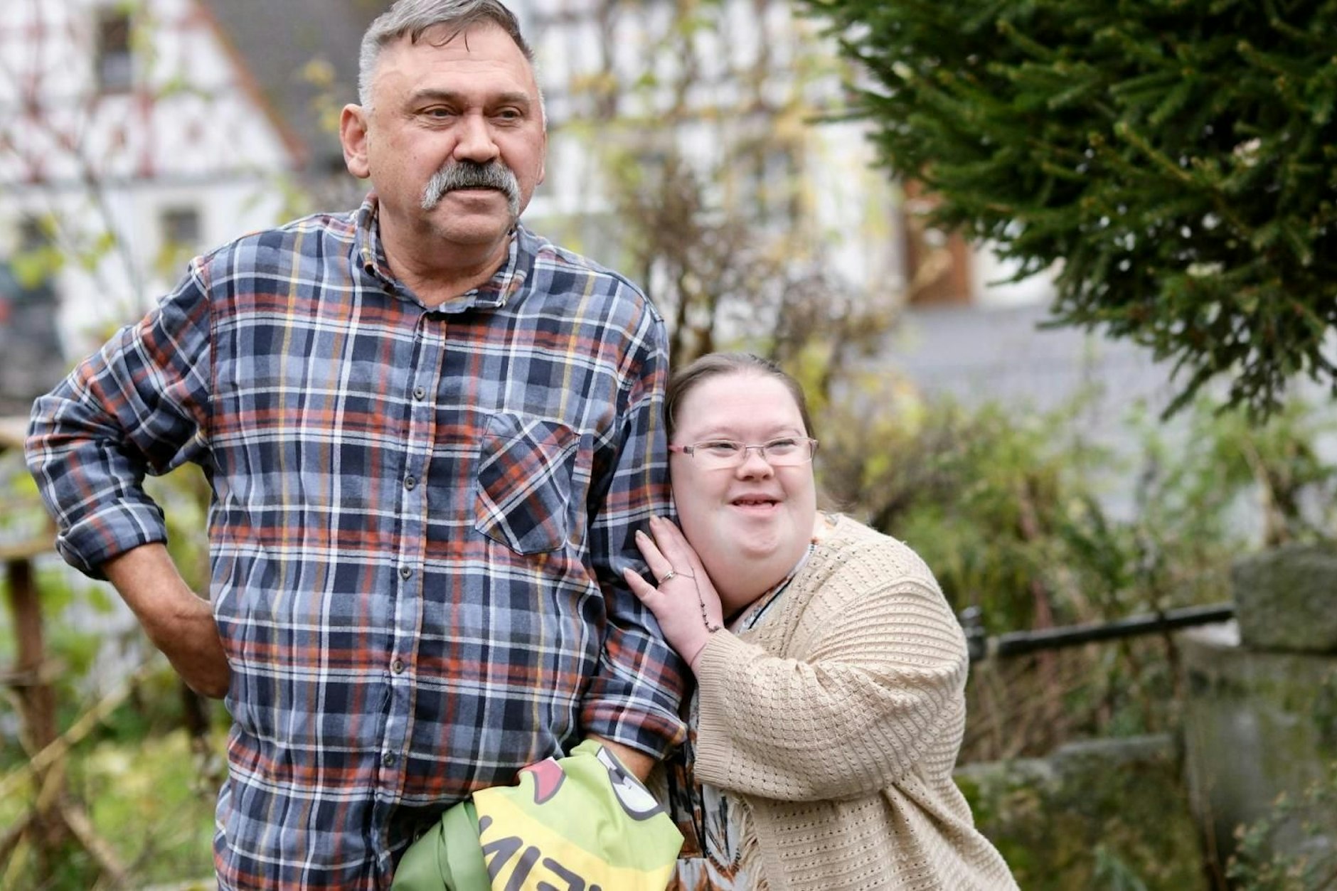 Hausdurchsuchung morgens um sechs: Stefan Niehoff mit seiner Tochter Alexandra, die mit Trisomie zur Welt gekommen ist.