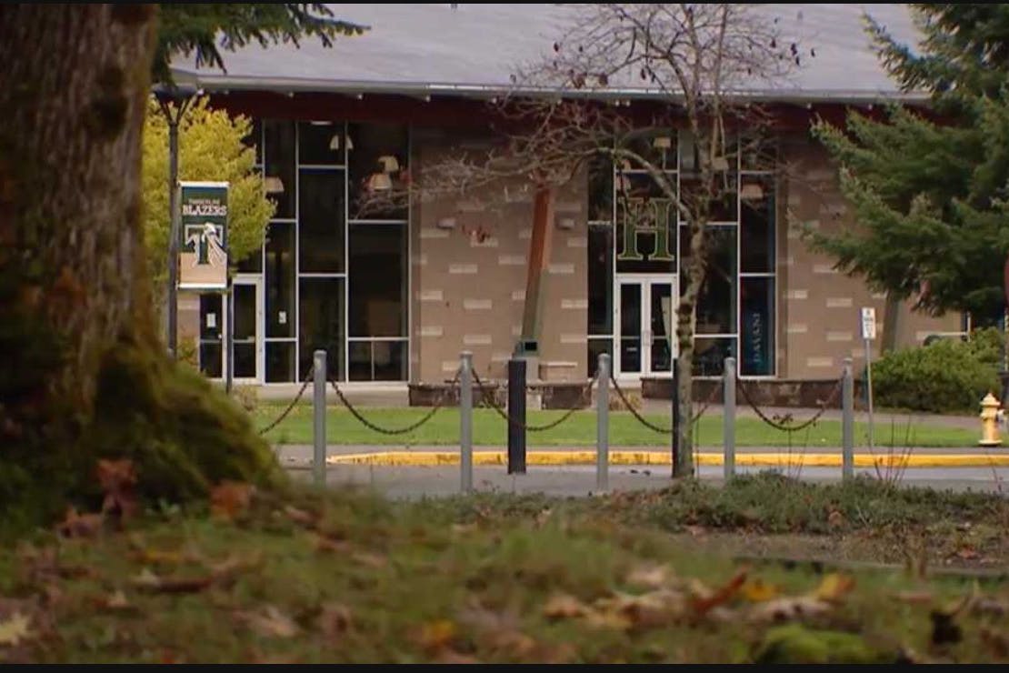 Vor der Schule des Mädchens hatten die Eltern ihrer Tochter aufgelauert und wollten sie umbringen.