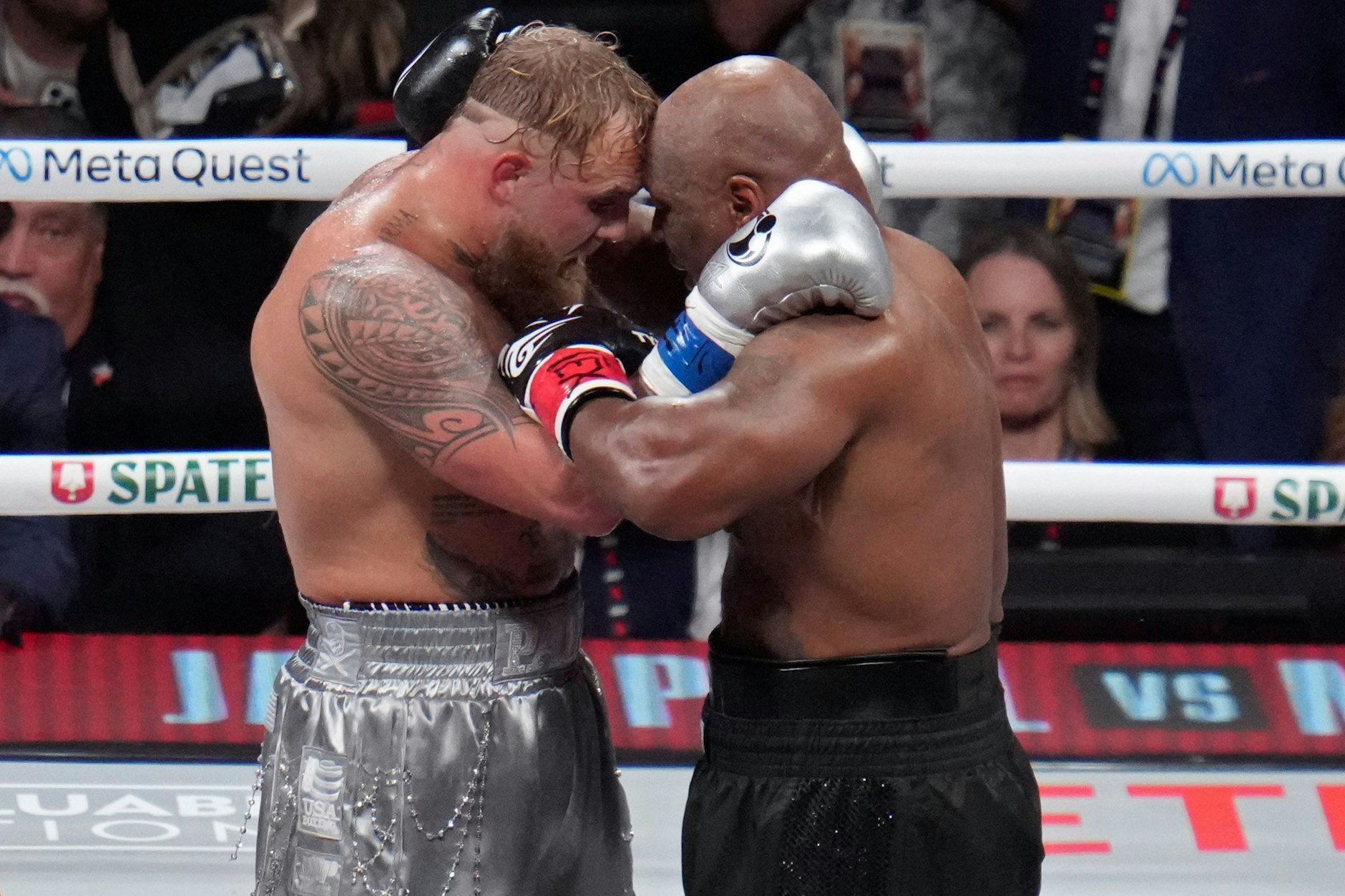Nach dem Kampf lagen sich Jake Paul and Mike Tyson in den Armen. 