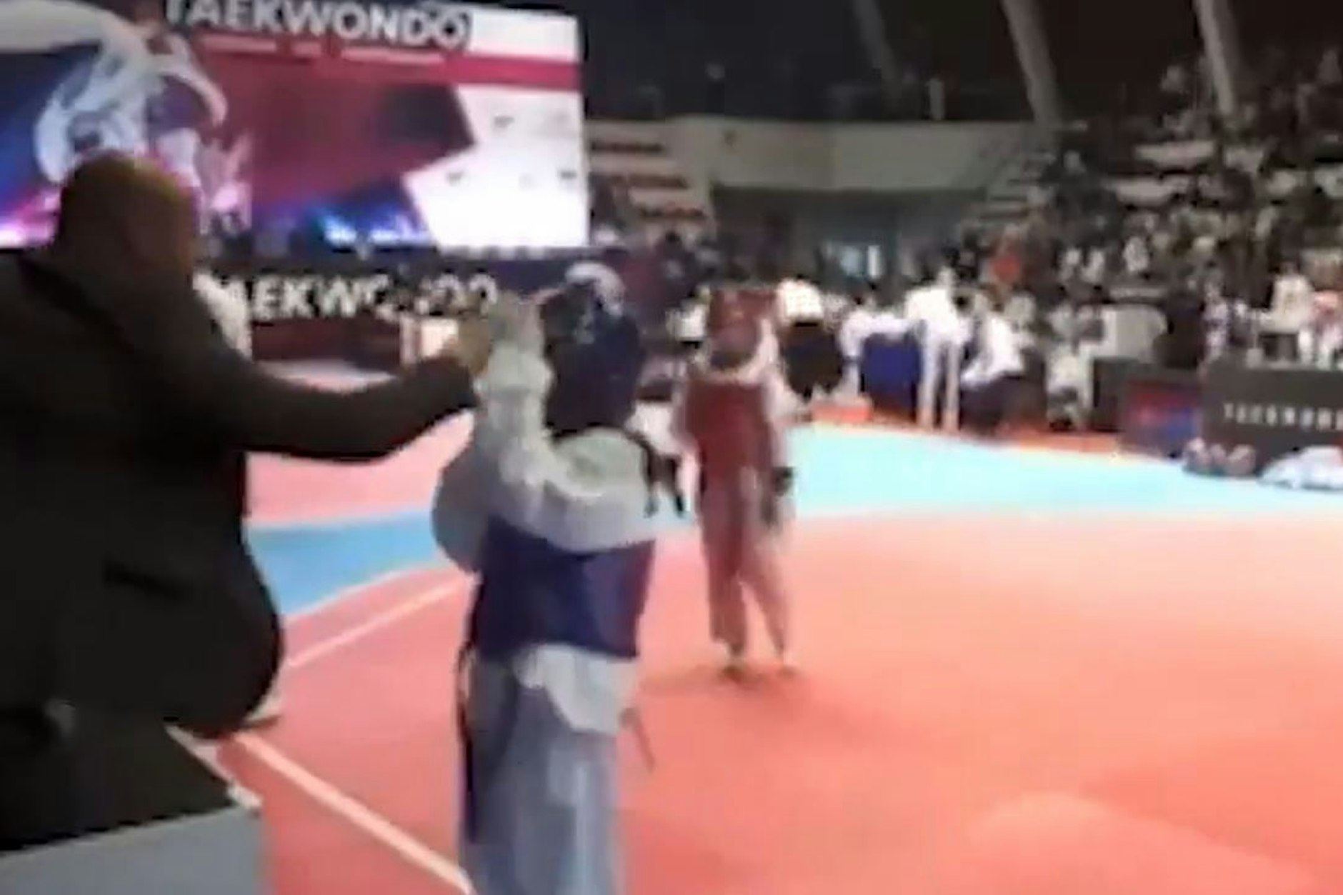 Vater und Trainer Valmir Fetiu empfängt seine Tochter Valina (8) mit Schlägen.