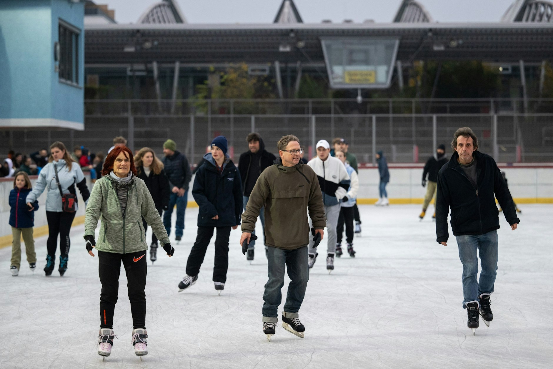 Das Neuköllner Eisstadion hat wieder eröffnet. In den vergangenen zwei Jahren war unter anderem die Ammoniak-Kälteanlage überarbeitet und modernen Schutzstandards angepasst worden.