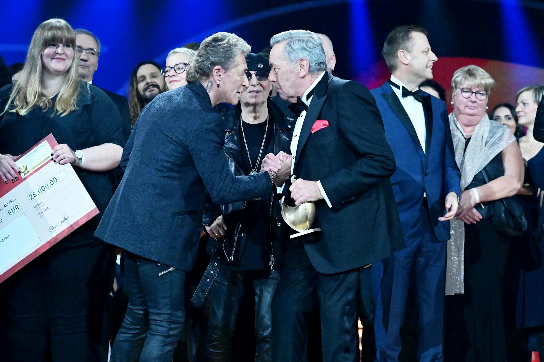 Peter Maffay und Roland Kaiser gratulieren sich gegenseitig zur Auszeichnung.