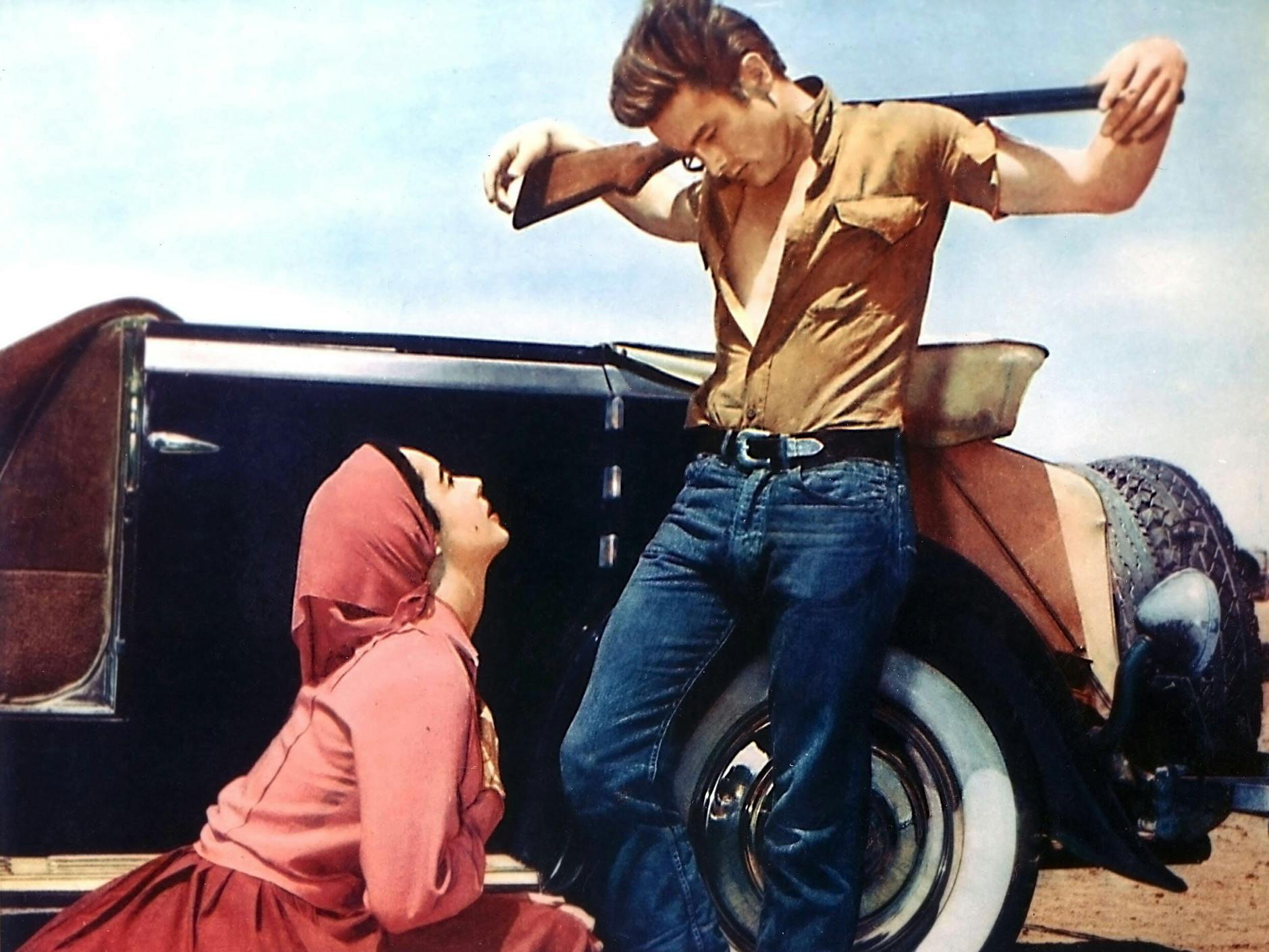 James Dean mit Elizabeth Taylor in Deans letztem Film „Giganten“. Die beiden schlossen bei den Dreharbeiten eine enge Freundschaft.