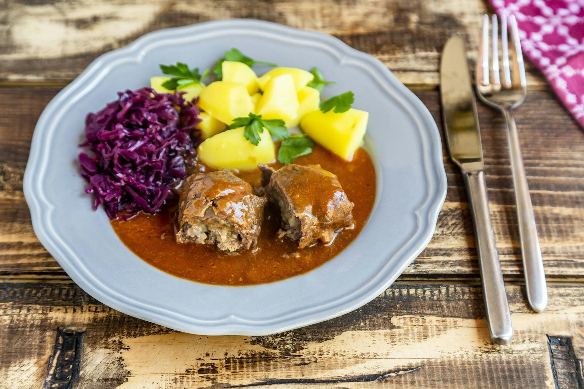 Als Beilage zu Fleisch und Kartoffeln ist Rotkohl in Herbstgerichten der absolute Hochgenuss.