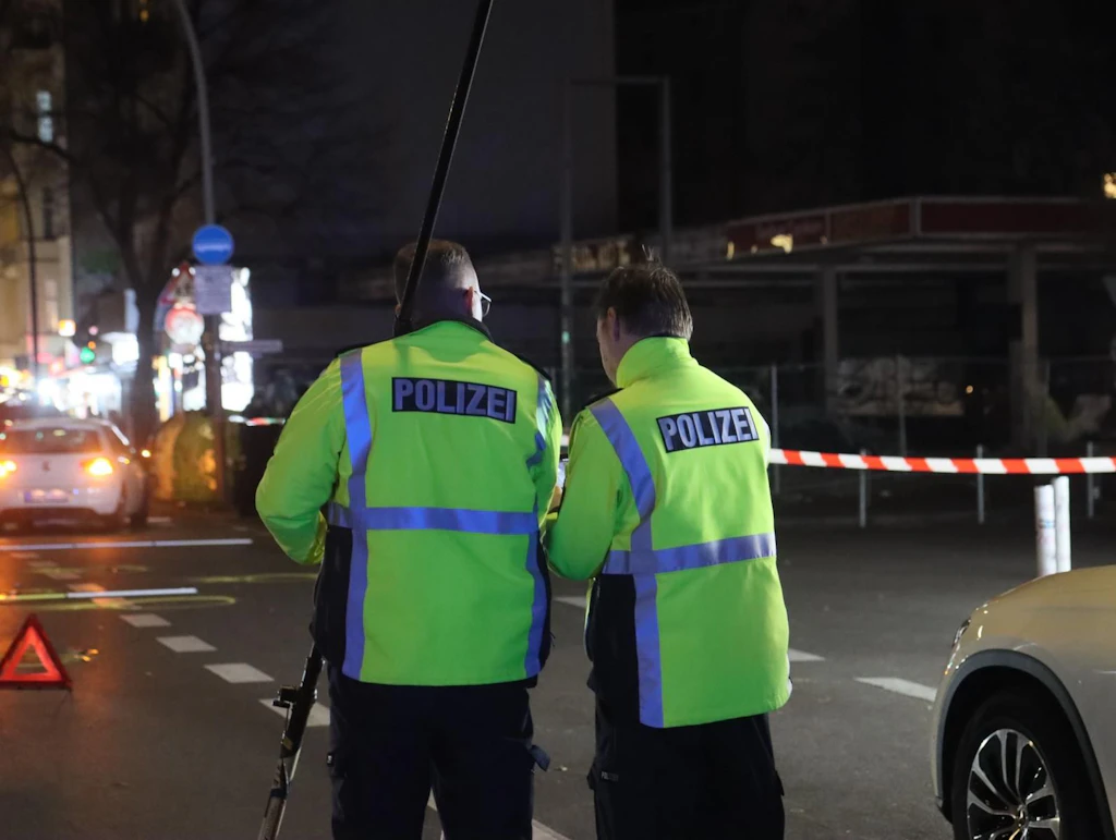 Berlin-Neukölln: Mehrere Fußgänger von Autos angefahren – Lebensgefahr
