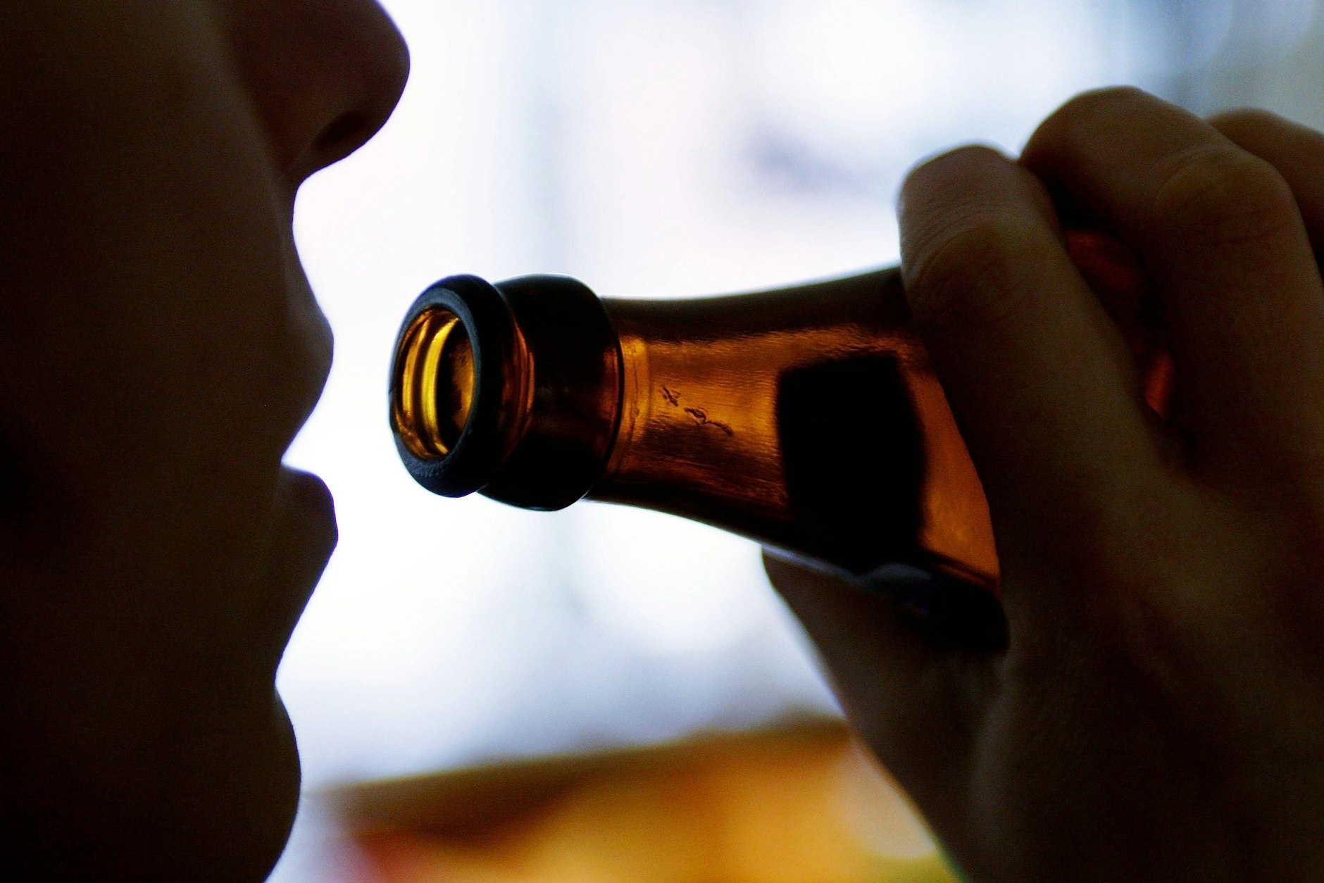 Ein Schluck aus der Pulle: Bei Kindern und Jugendlichen sinkt Zahl von Klinikeinweisungen nach übermäßigem Alkoholgenuss.