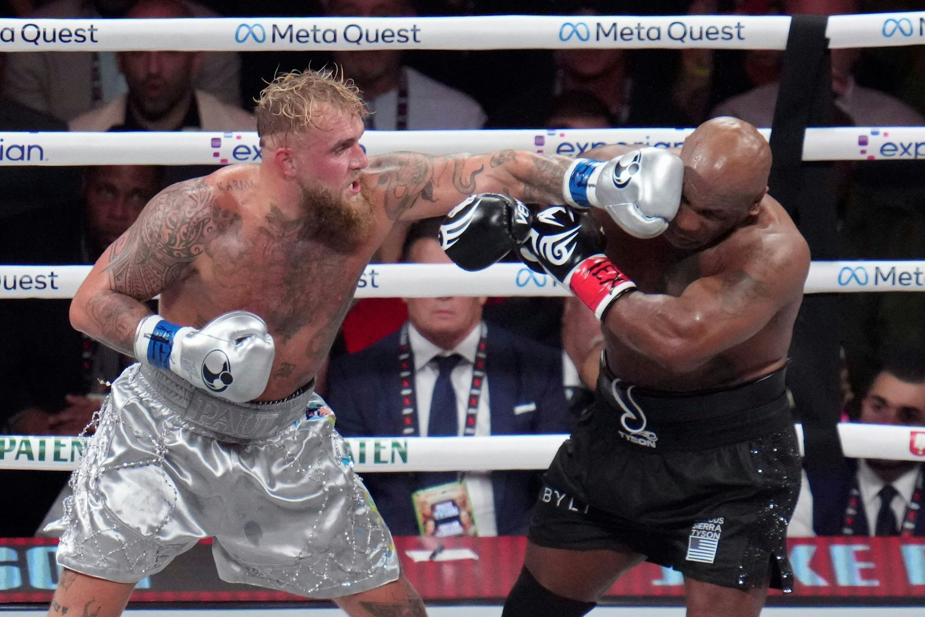 Jake Paul trifft Mike Tyson mit einer Linken während ihres Schwergewichtsboxkampfes. 