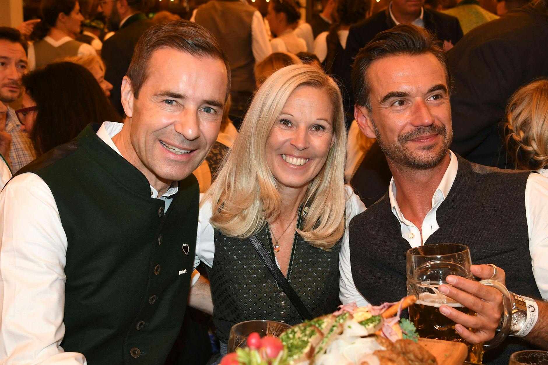Feiern beim Oktoberfest: Kai und Ilke Pflaume mit Florian Silbereisen.