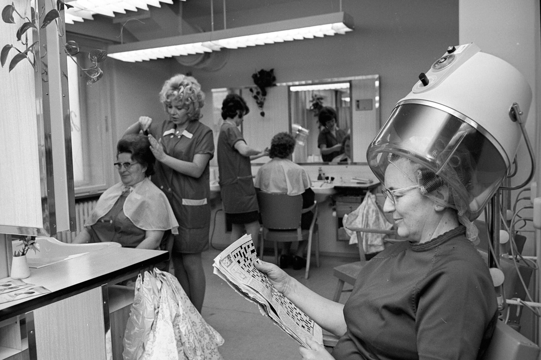 Einmal Dauerwelle bitte: Die Trockenhaube gehörte für die Dame beim Gang zum Friseur dazu.