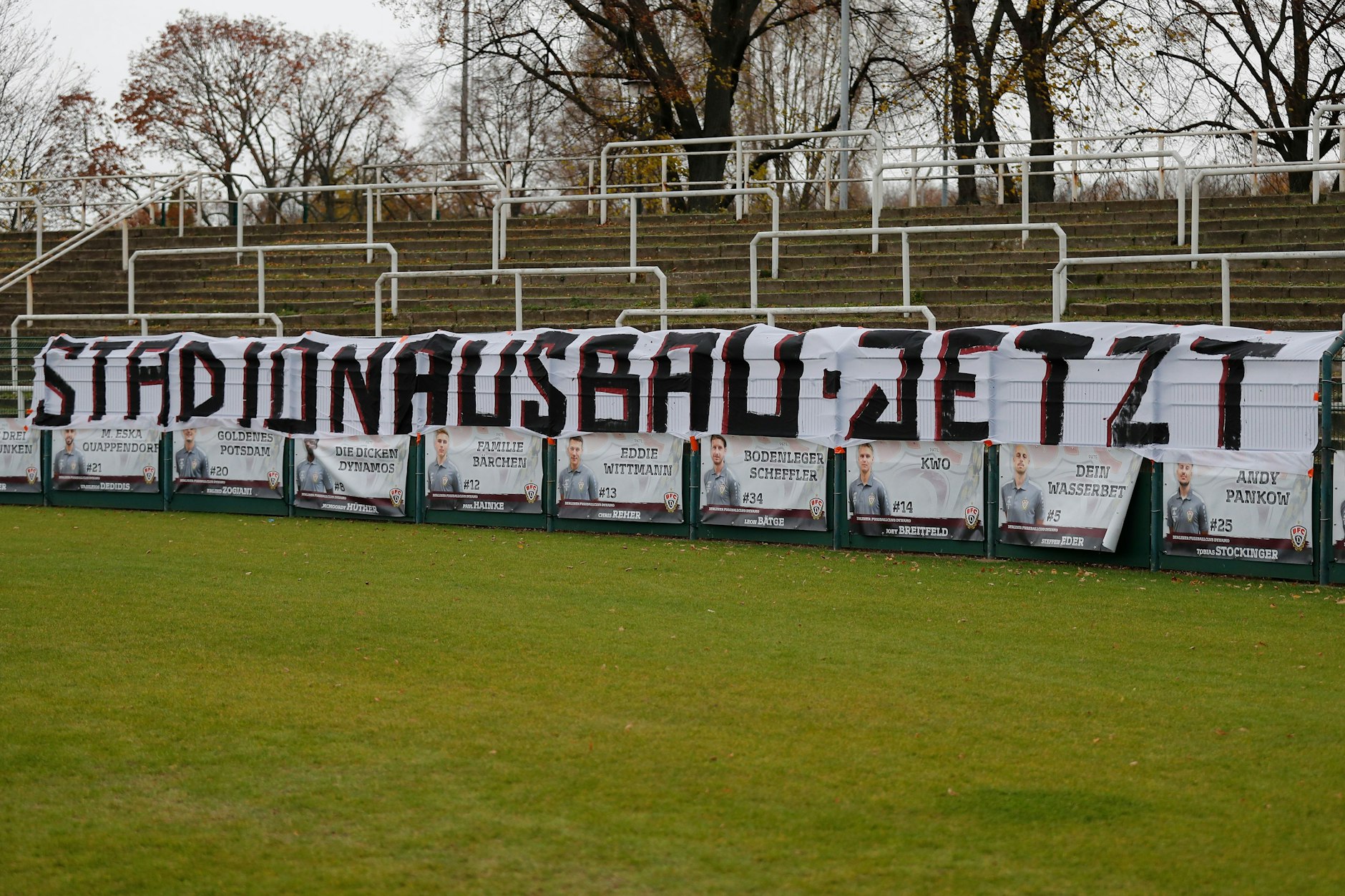 Vorm für Zuschauer gesperrten Nordwall im Stadion im Sportforum prangte gegen Delays Sports unübersehbar dieses Banner der Fans des BFC Dynamo.