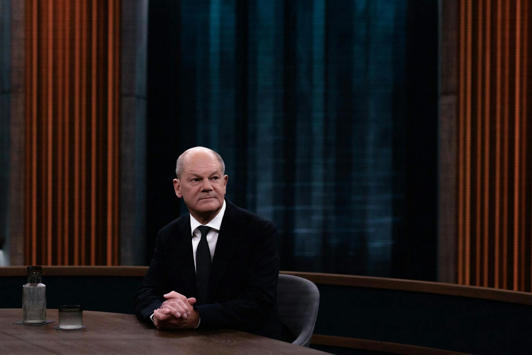 Bundeskanzler Olaf Scholz (SPD) sitzt vor Beginn des Live-Interviews im Fernsehstudio der ARD-Sendung „Caren Miosga“.