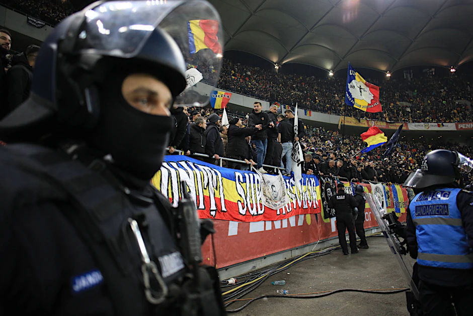 Provokationen von den Rängen in Bukarest beim Nations-League-Spiel zwischen Rumänien und dem Kosovo.
