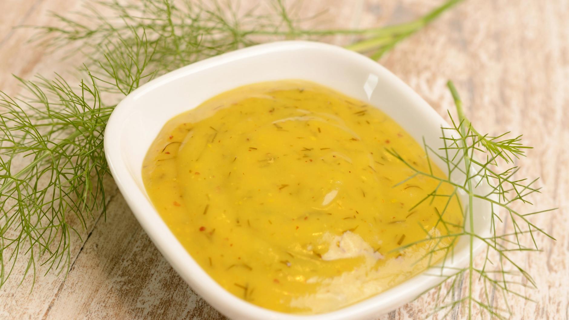 Die Senfsoße können Sie mit etwas Dill verfeinern.