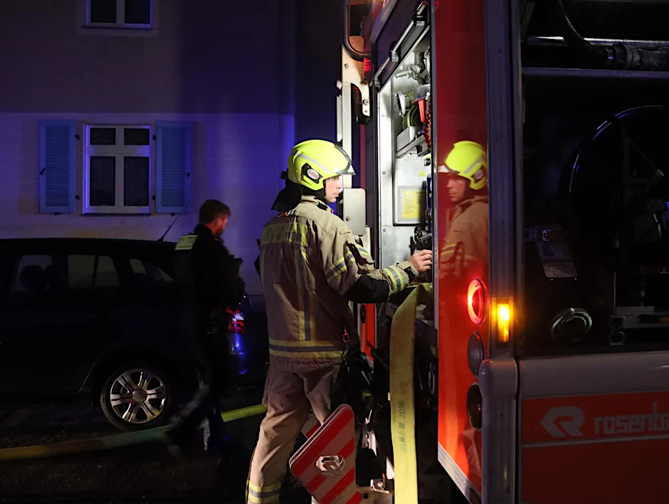 Ein Feuerwehrmann während des Einsatzes in der Luisenstraße. 