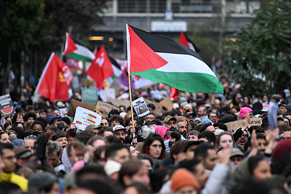 Ein Teilnehmer schwenkt am 6. Oktober 2024 eine palästinensische Flagge bei der „Demonstration gegen den Genozid in Gaza“ nahe dem&nbsp;Kottbusser Tor in Berlin-Kreuzberg.