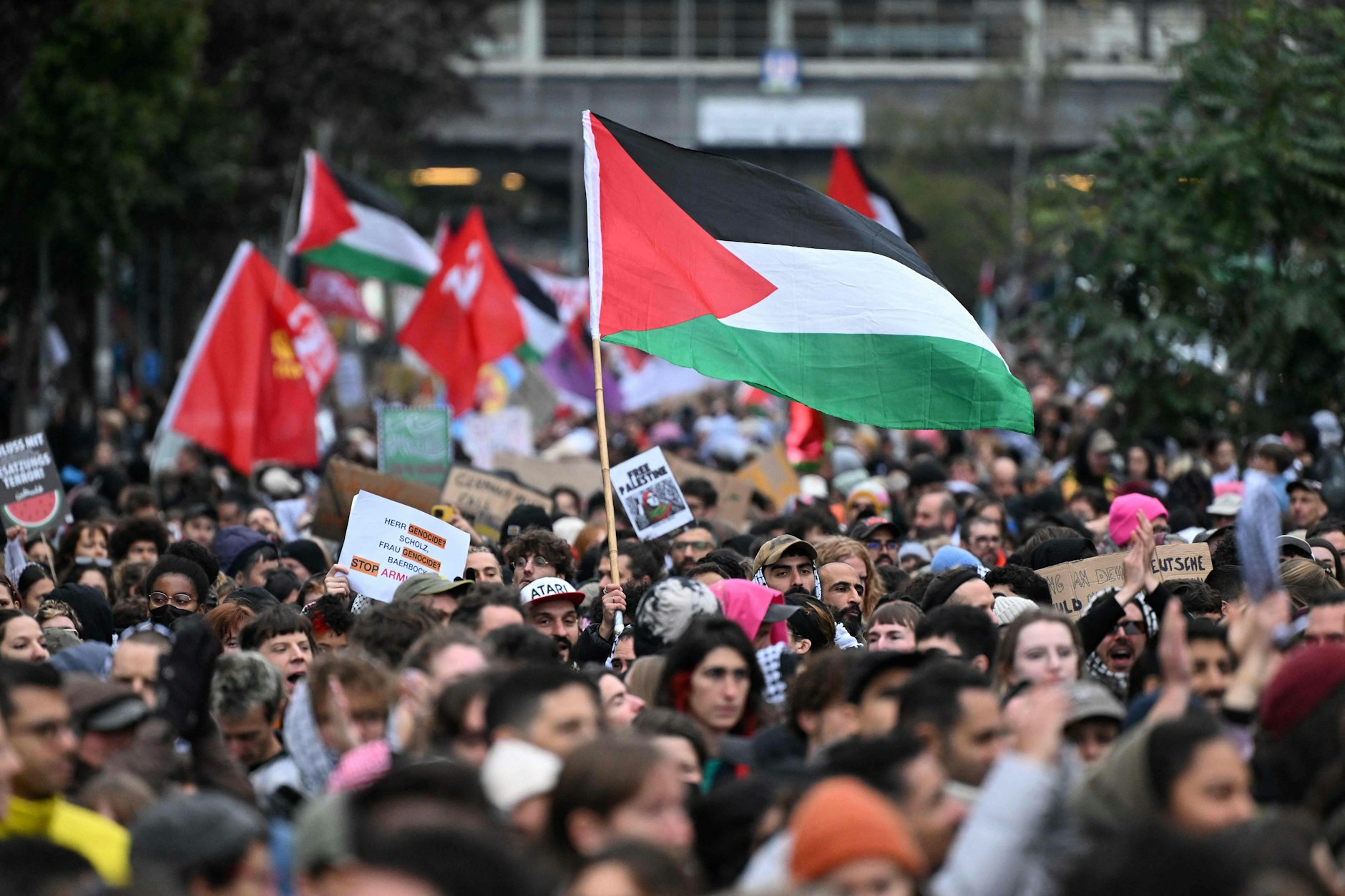 Ein Teilnehmer schwenkt am 6. Oktober 2024 eine palästinensische Flagge bei der „Demonstration gegen den Genozid in Gaza“ nahe dem&nbsp;Kottbusser Tor in Berlin-Kreuzberg.