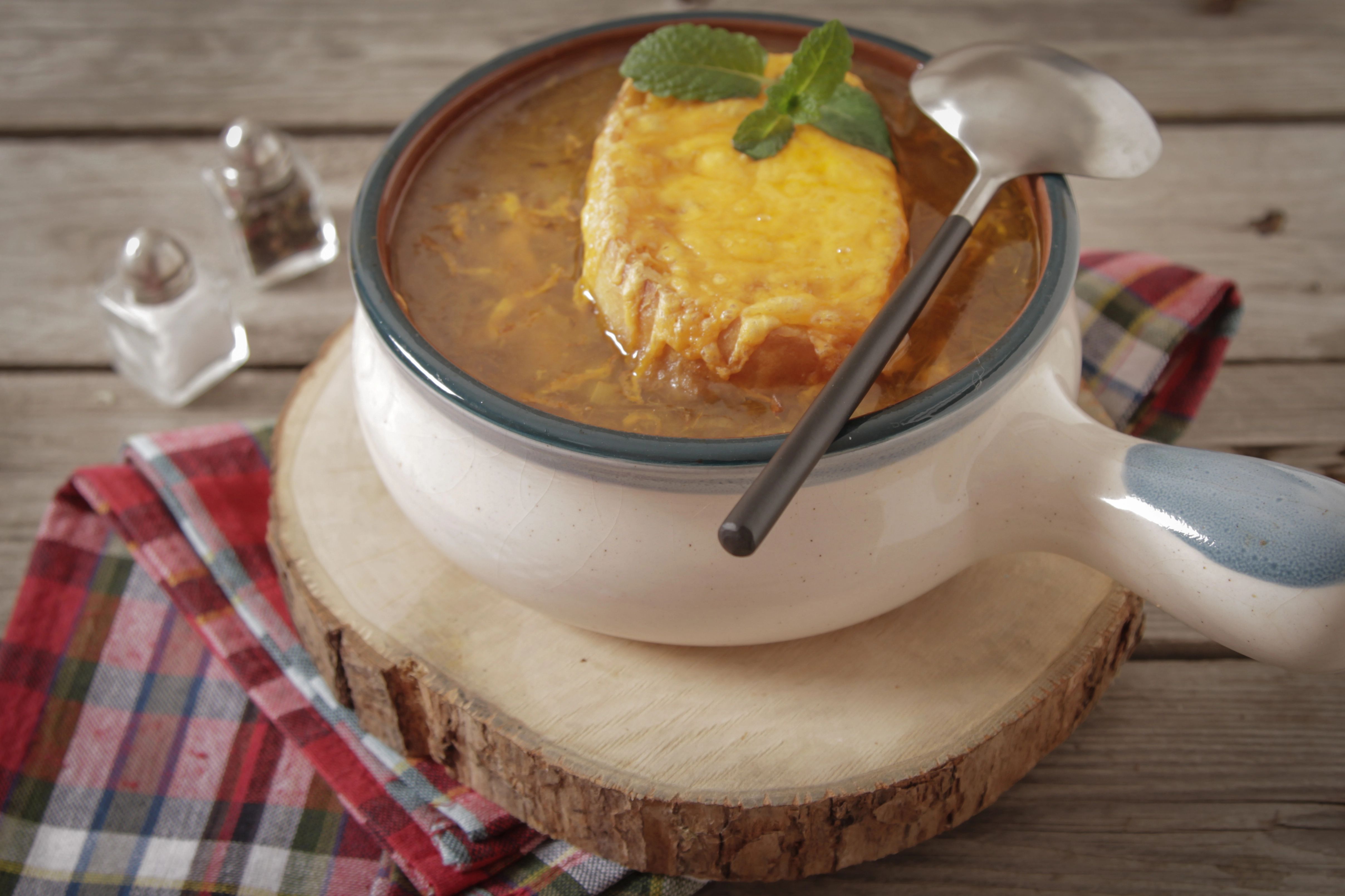 Leckeres Rezept für deftige Zwiebelsuppe mit würzigem Käse