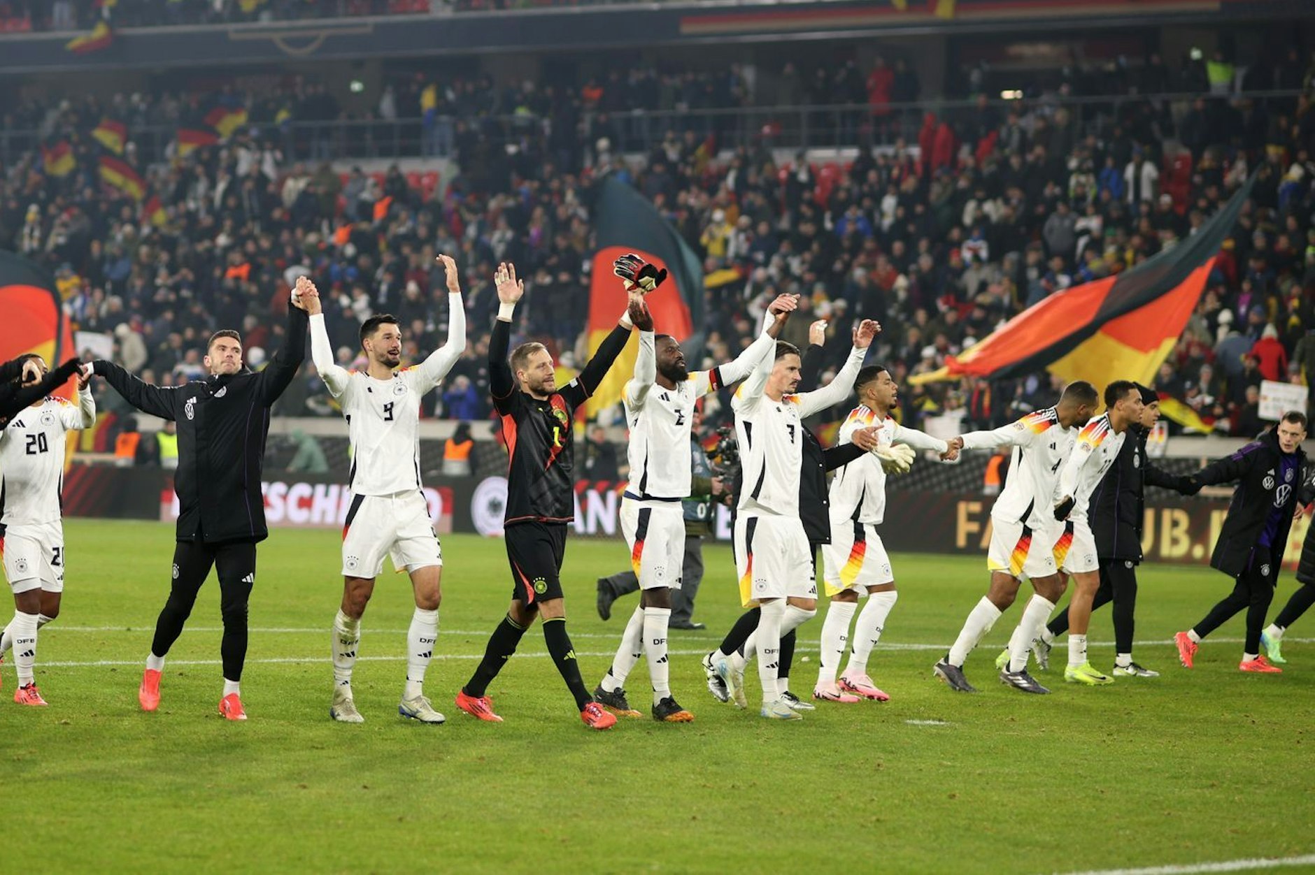 Deutschlands Spieler feiern ihren 7:0-Sieg gegen Bosnien-Herzegowina.