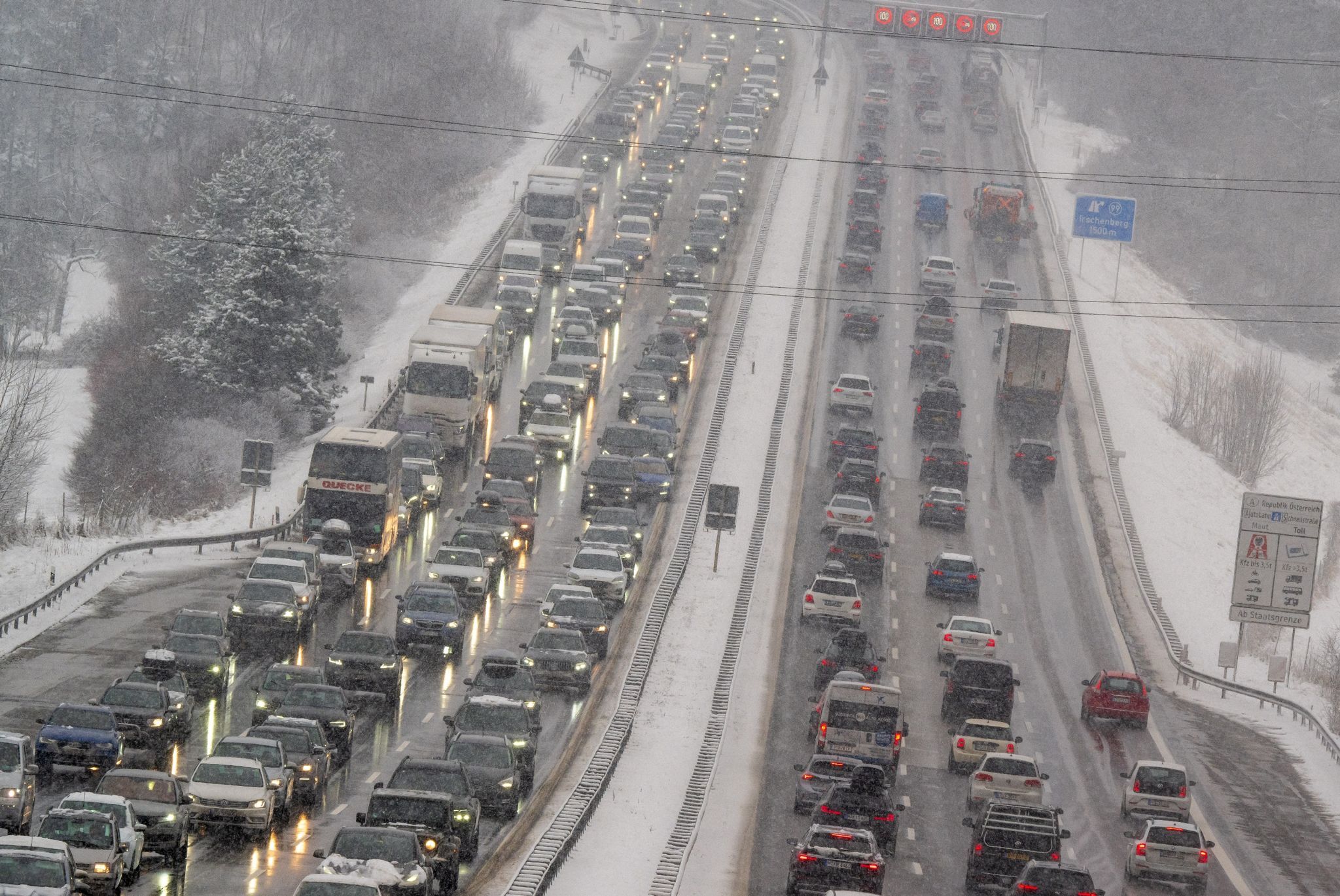 Wetter-Warnung: Achtung, Sturm, Schnee und Chaos auf den Straßen!