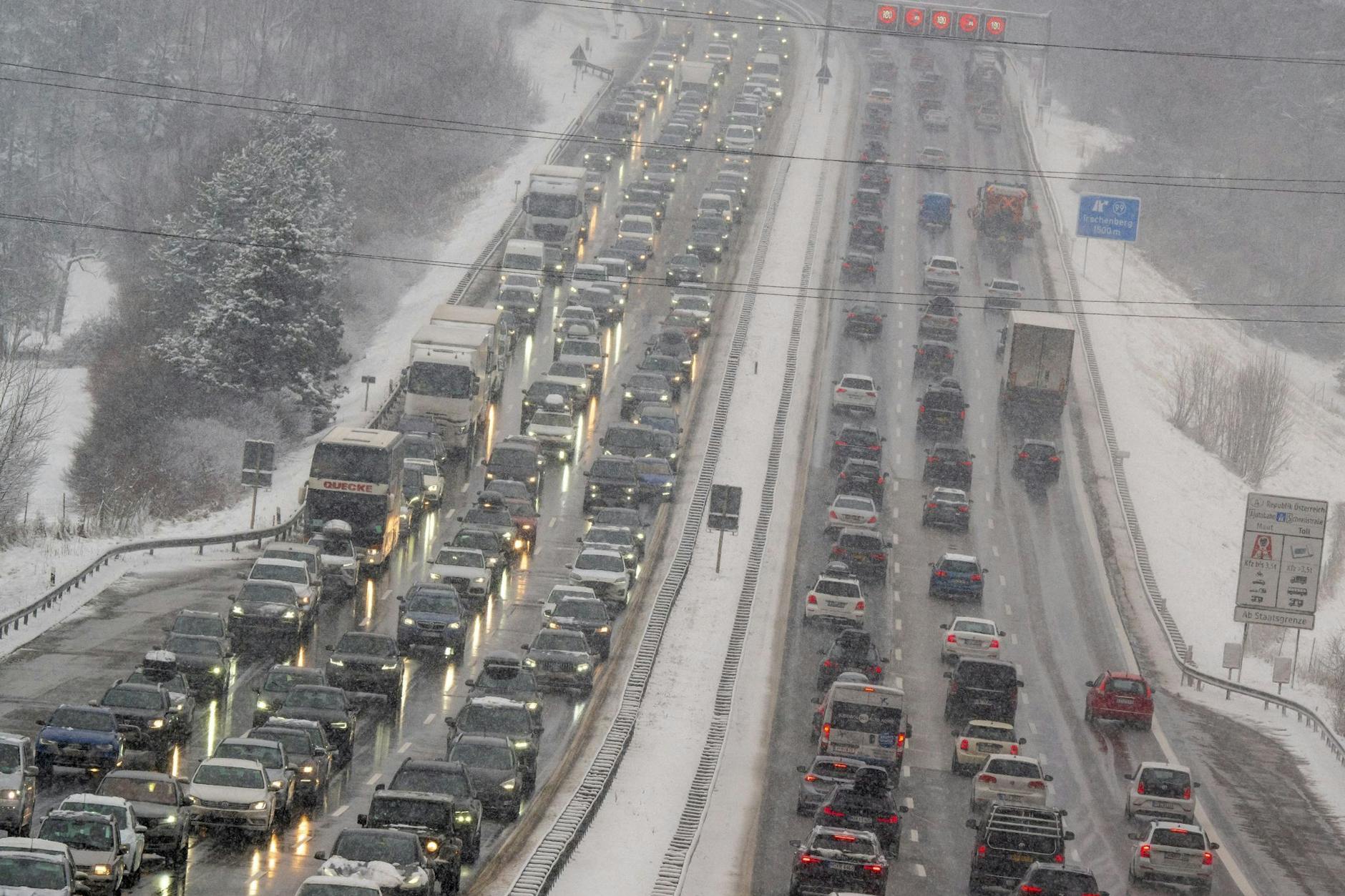 Meteorologen warnen vor Schnee-Chaos auf den Straßen.