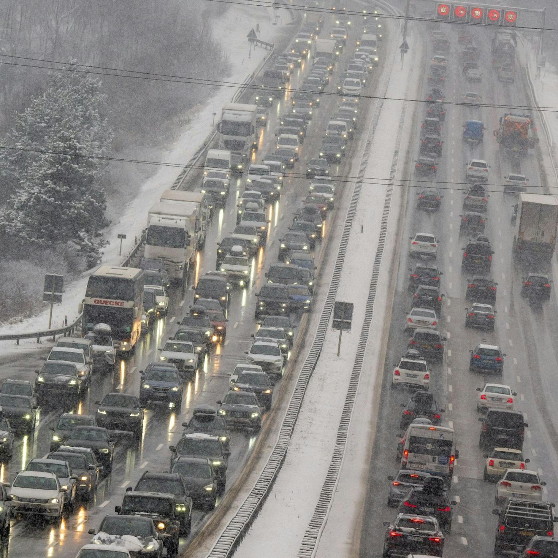 Wetter-Warnung: Achtung, Sturm, Schnee und Chaos auf den Straßen!