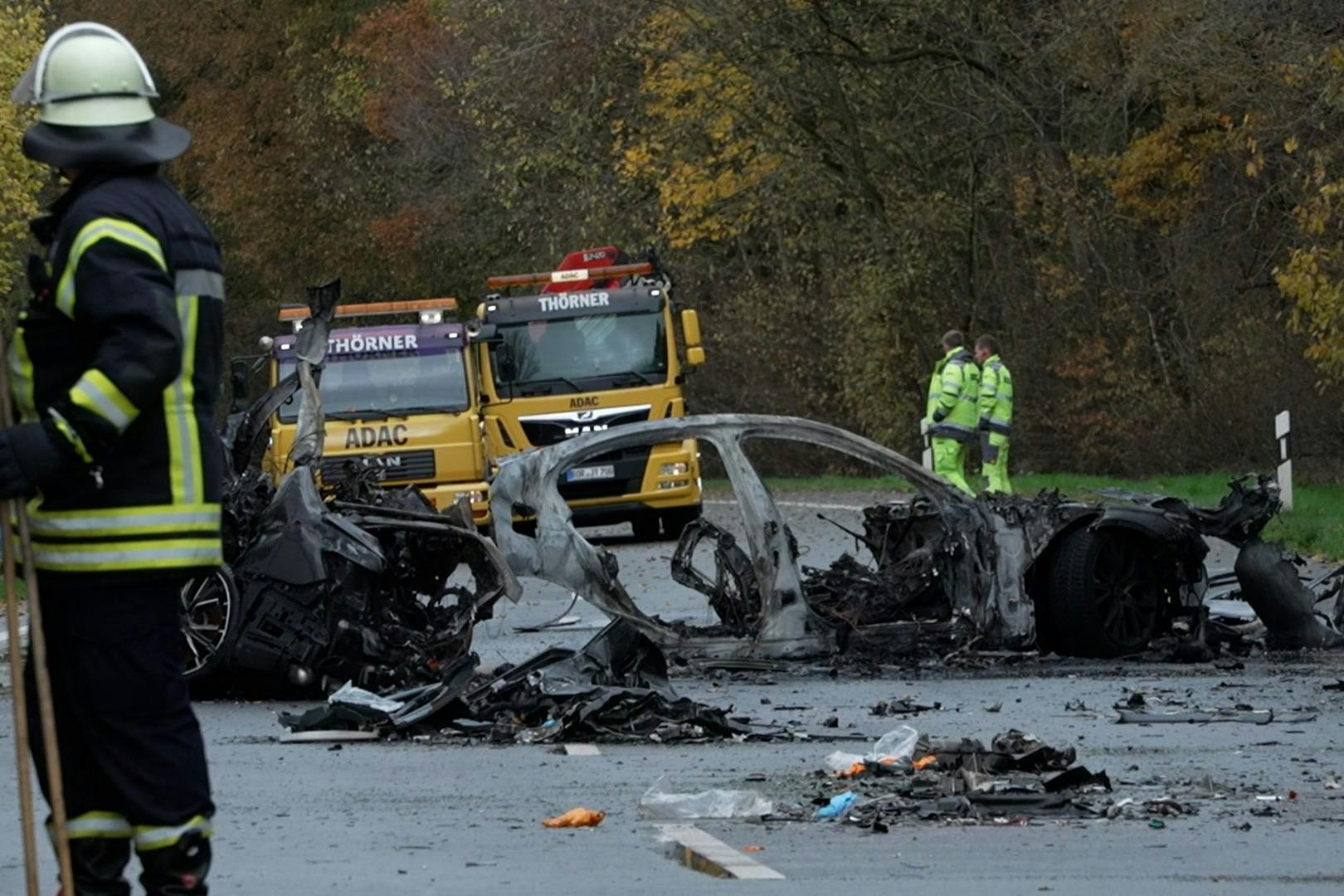 Eines der Unfall-Autos brannte komplett aus, alle vier Insassen kamen ums Leben. Insgesamt starben bei dem Unfall sechs Menschen.