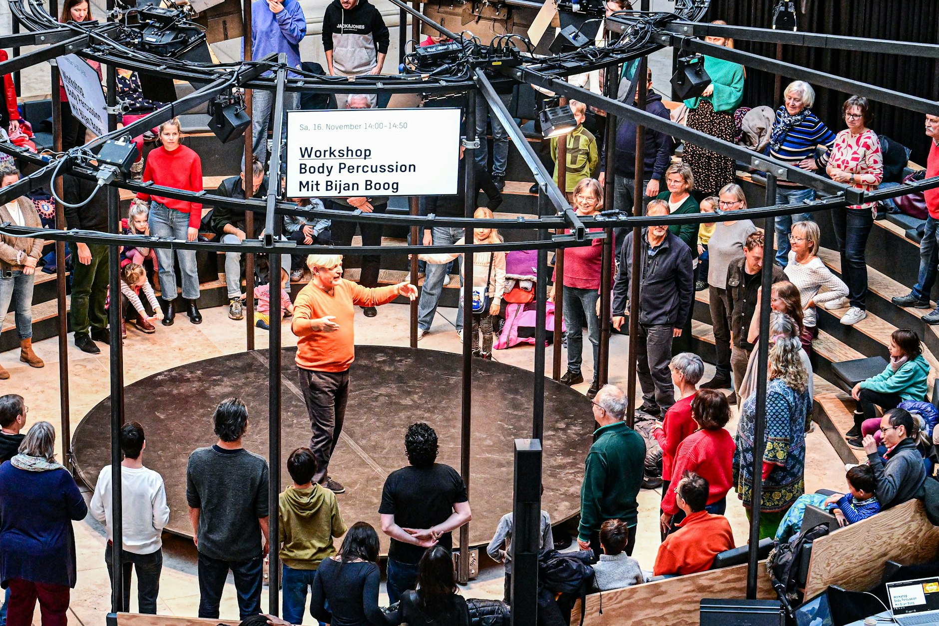 Beim Chorsingen im Humboldt Forum erklang auch der Lindenberg-Song mit dem Wort „Oberindianer“.