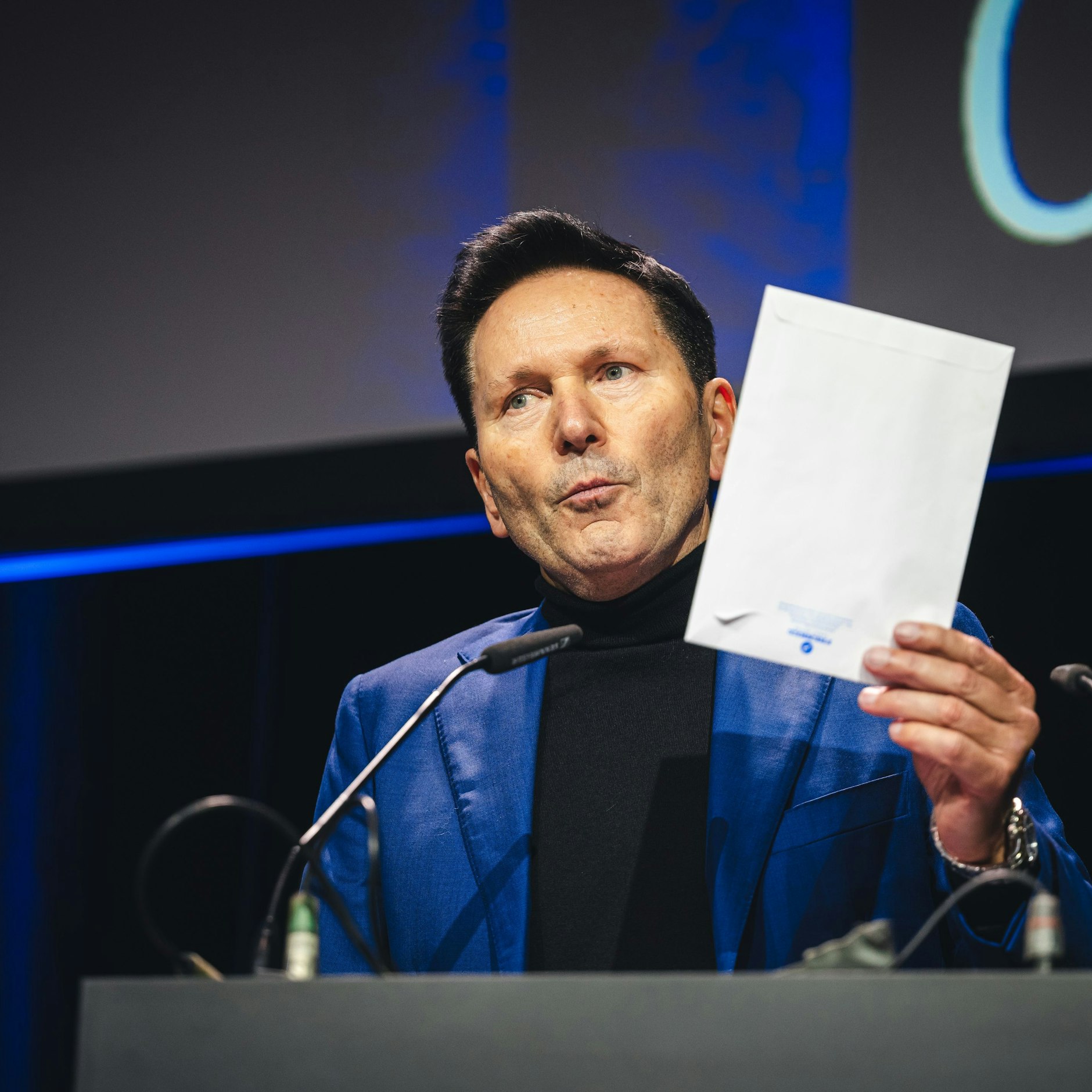 Autohausbesitzer Uwe Dinnebier präsentierte einen Briefumschlag mit einer LIste potenzieller Geldgeber.