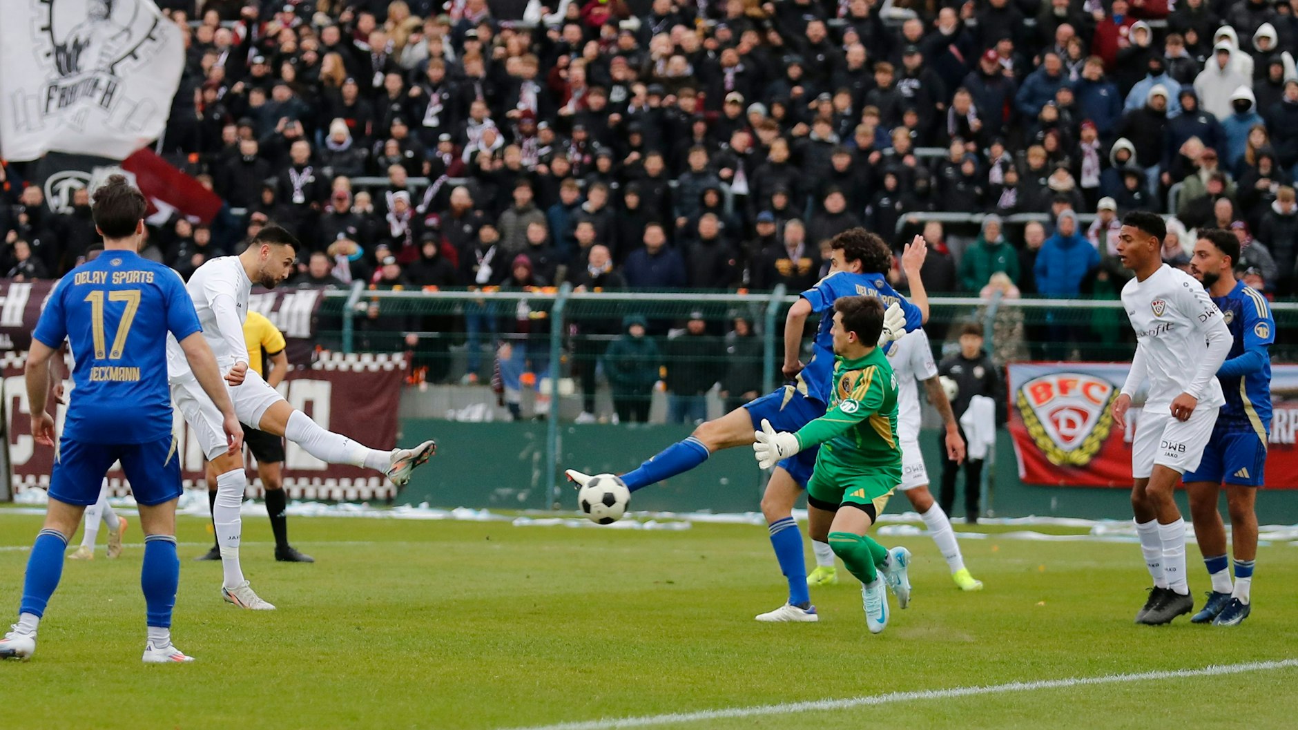 Rufat Dadashov (2. v. l.) erzielt im zweiten Anlauf das 11:0 für den BFC Dynamo gegen Delay Sports.